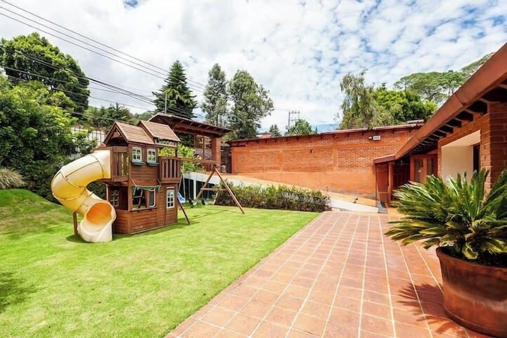 Incredible Property with Huge Garden and Pool! — foto 2