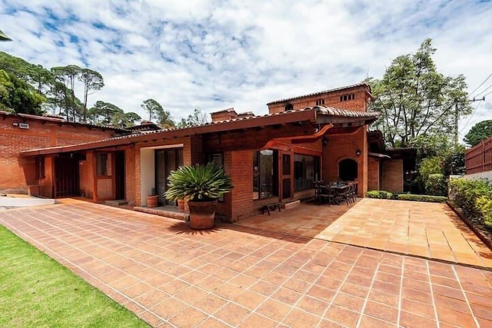 Incredible Property with Huge Garden and Pool! — foto 1