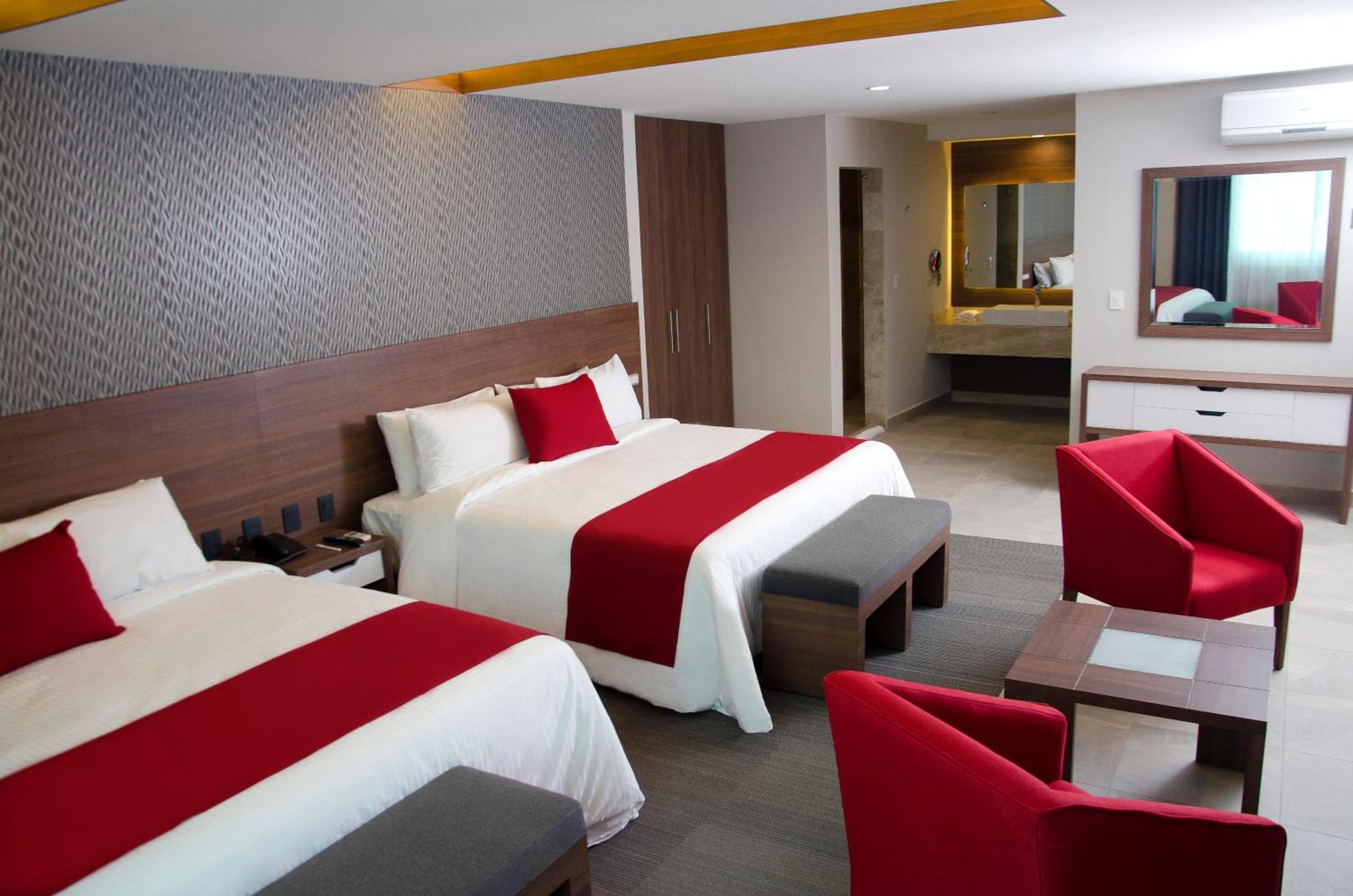 Habitación Deluxe con Una Cama King y Una Cama Doble — 6