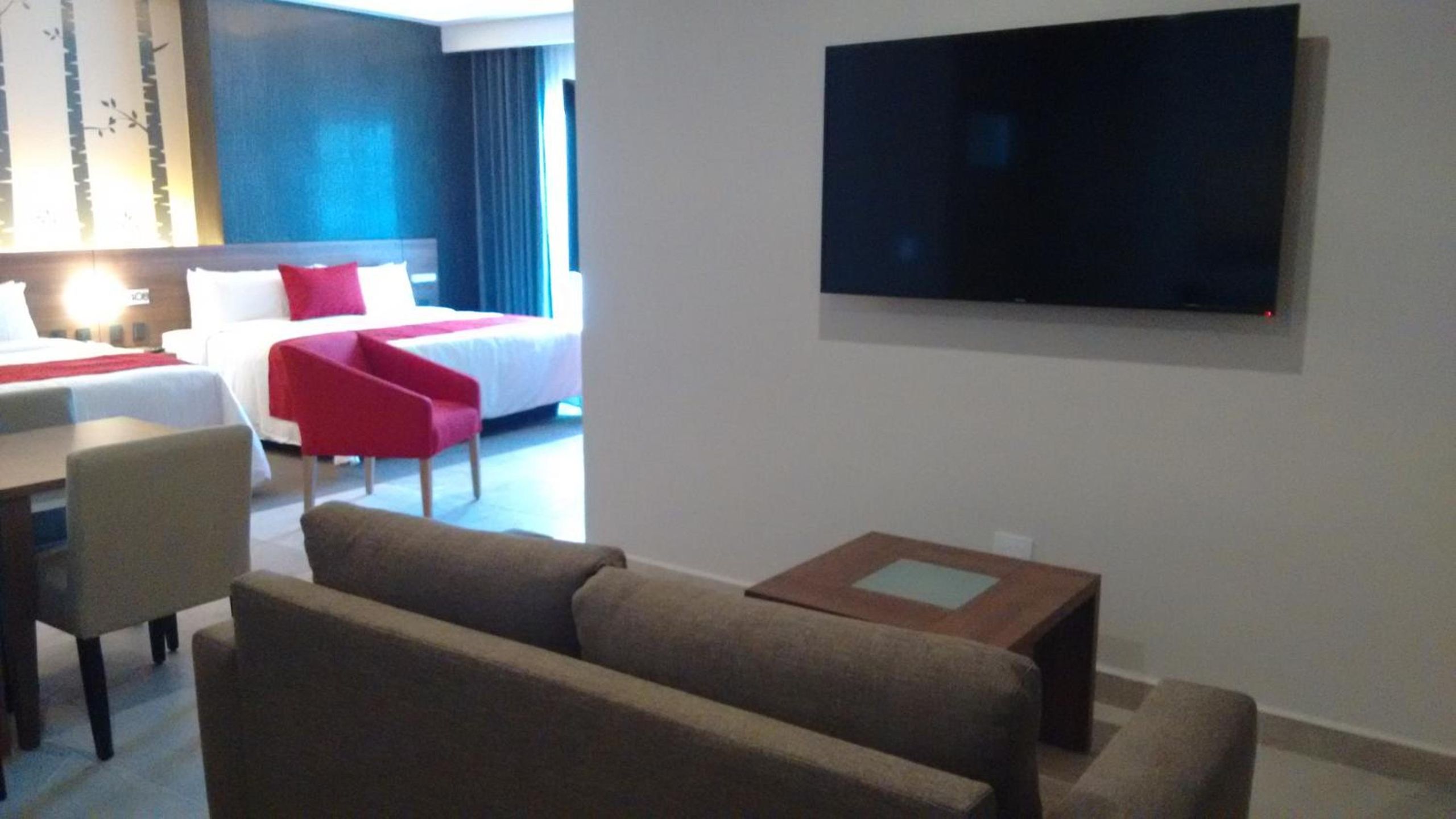 Habitación Deluxe con Una Cama King y Una Cama Doble — 2