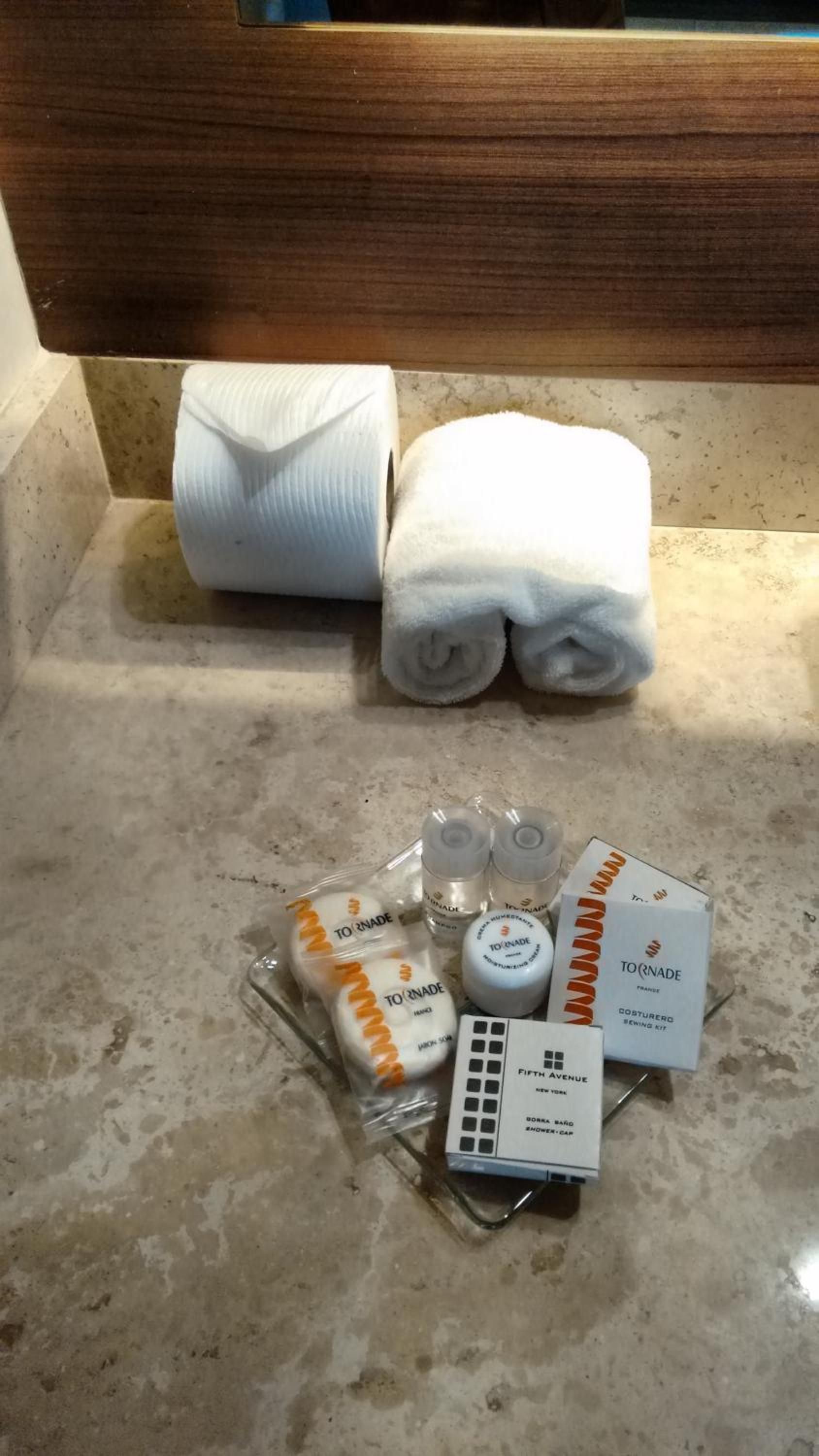 Habitación Deluxe con Una Cama King y Una Cama Doble — 8