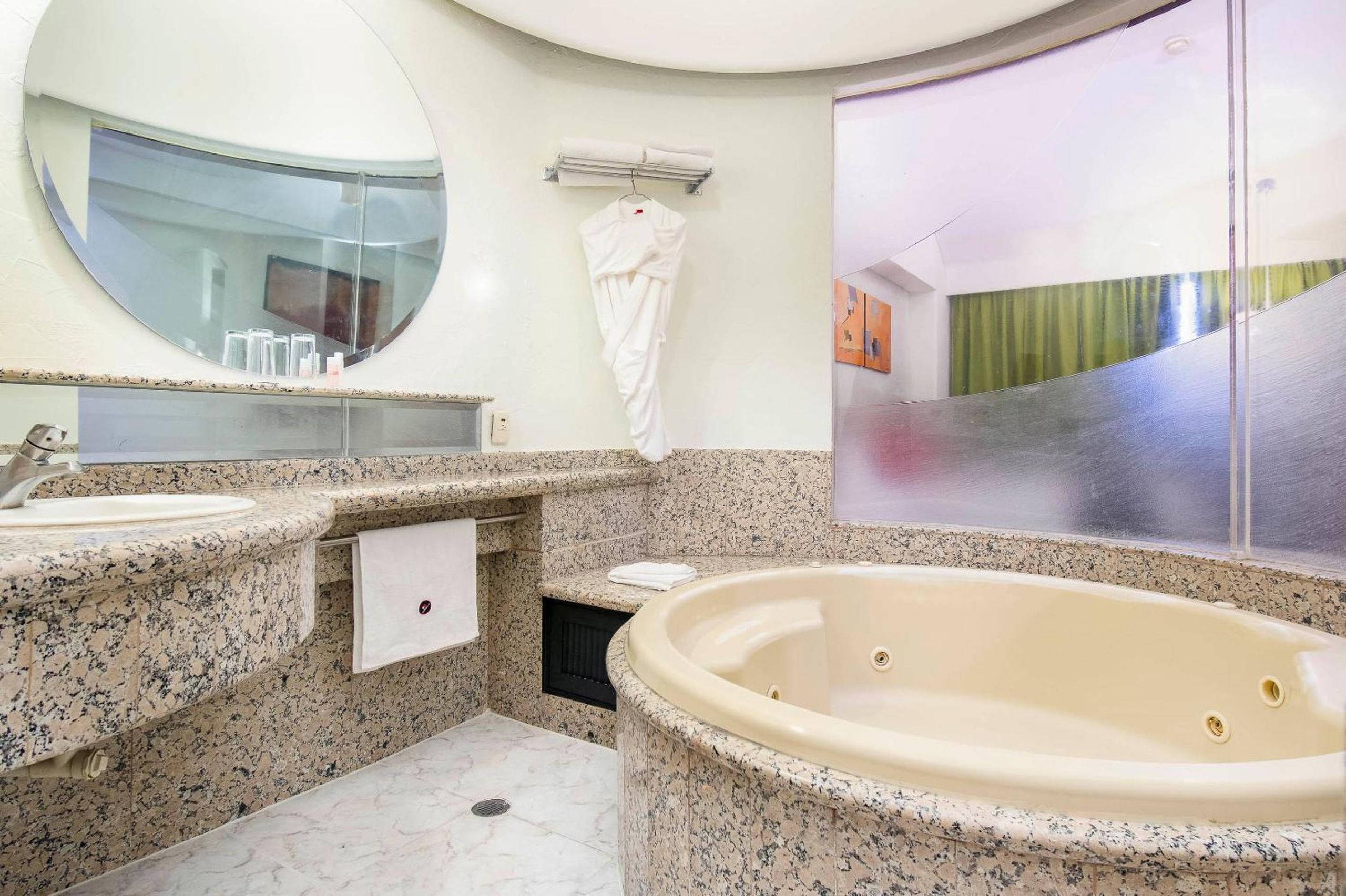 Suite King con Bañera de Hidromasaje — 3
