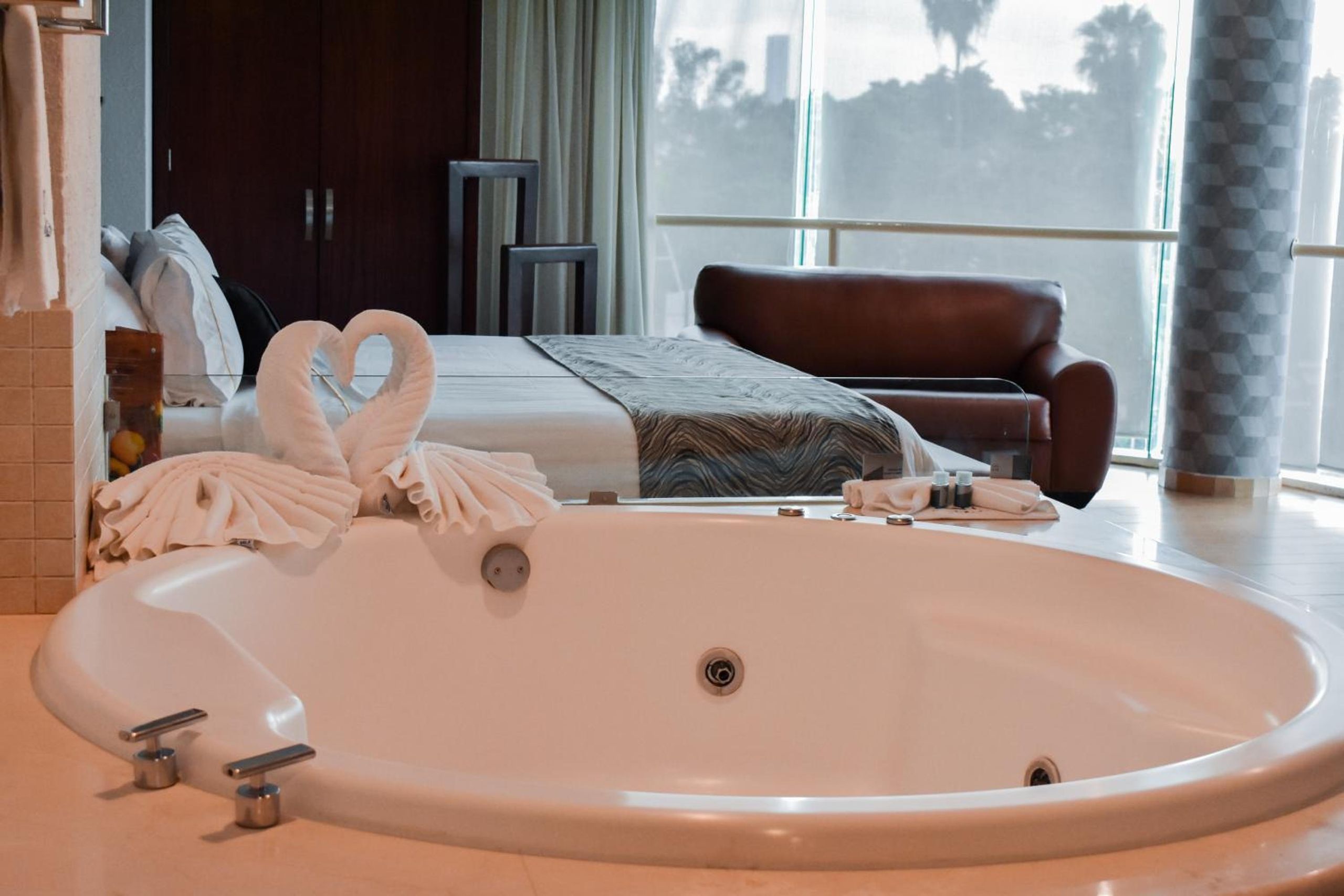 Suite Deluxe con Bañera de Hidromasaje — 4