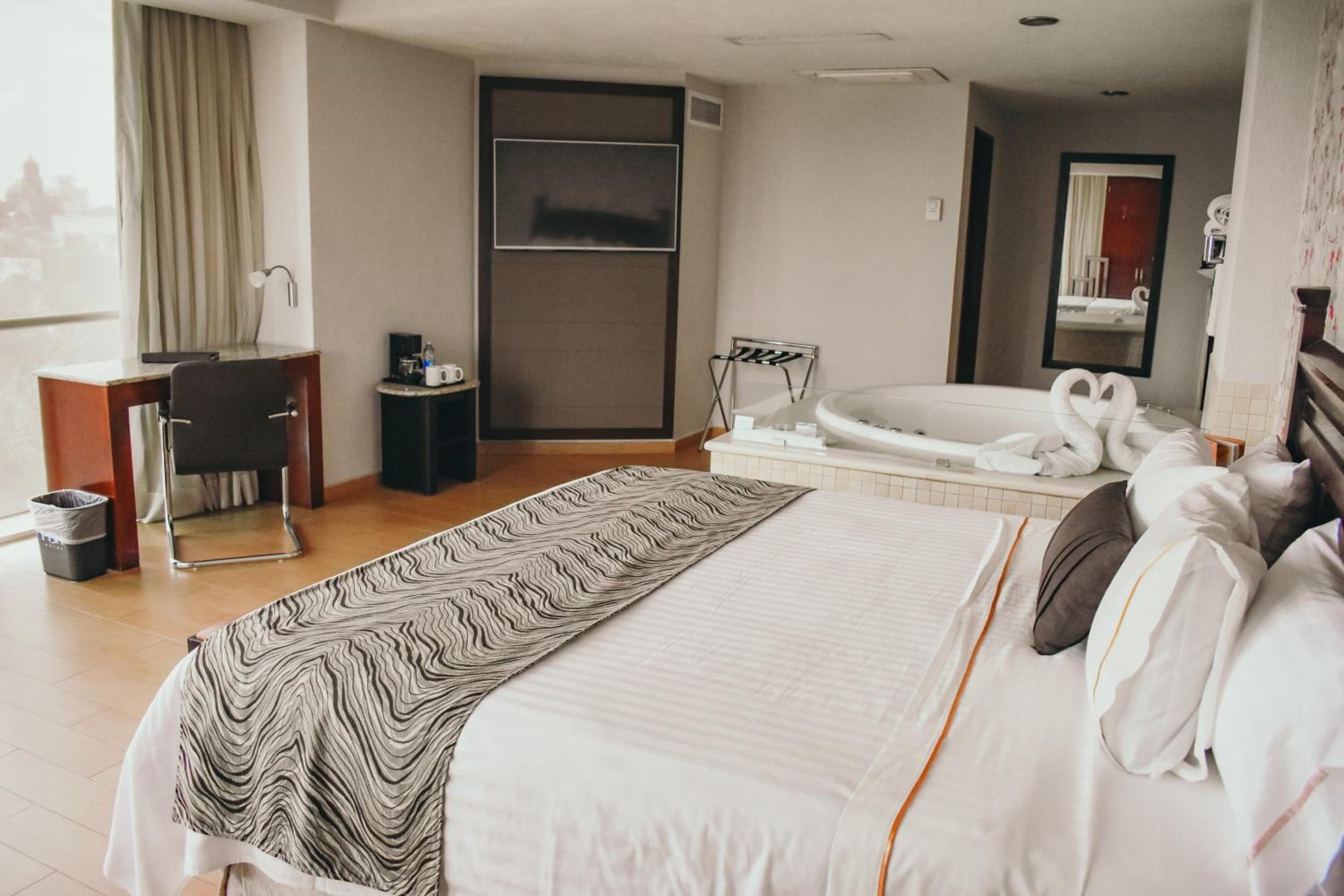 Suite Deluxe con Bañera de Hidromasaje — 5