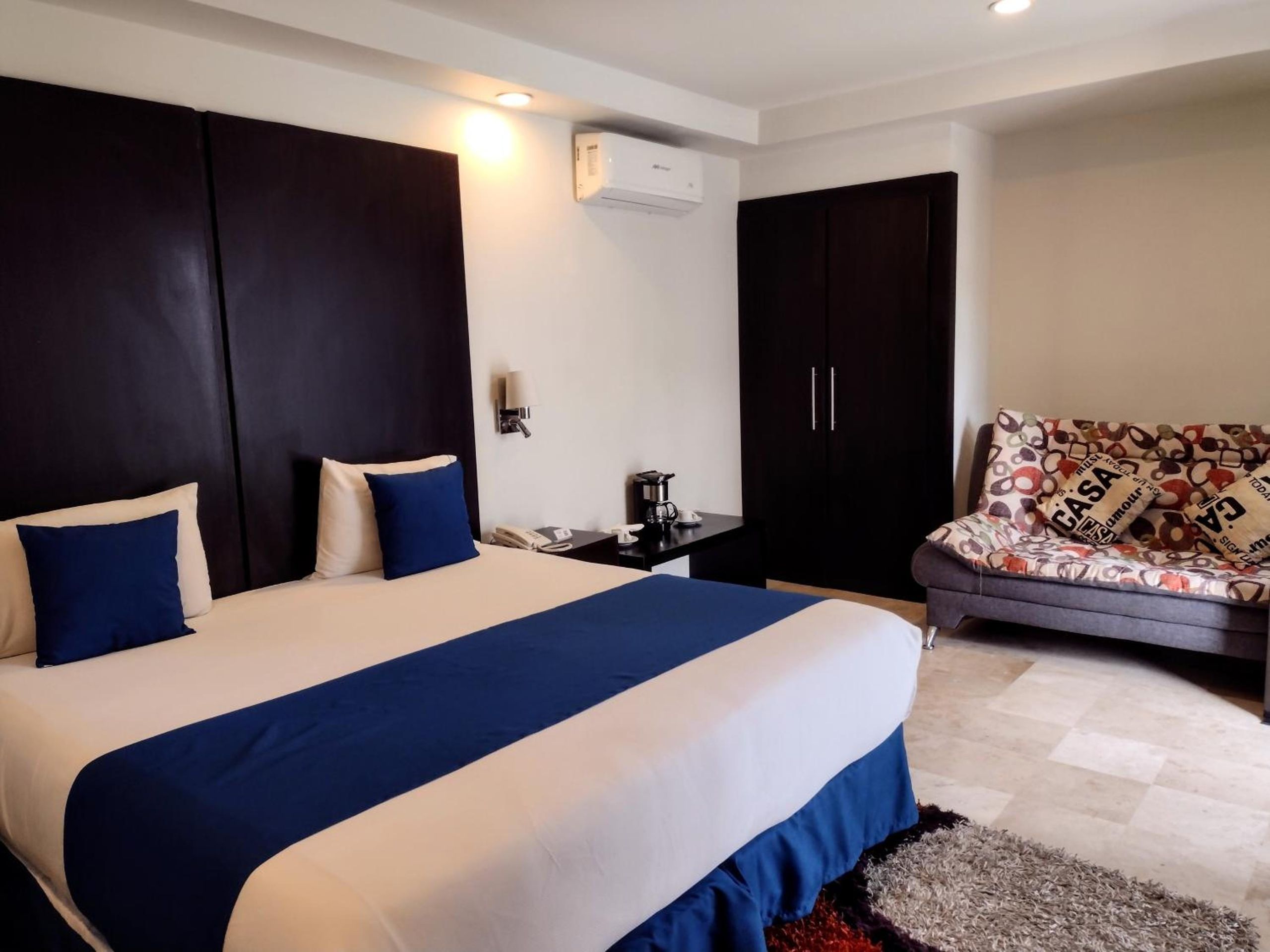 Habitación King con bañera de hidromasaje.