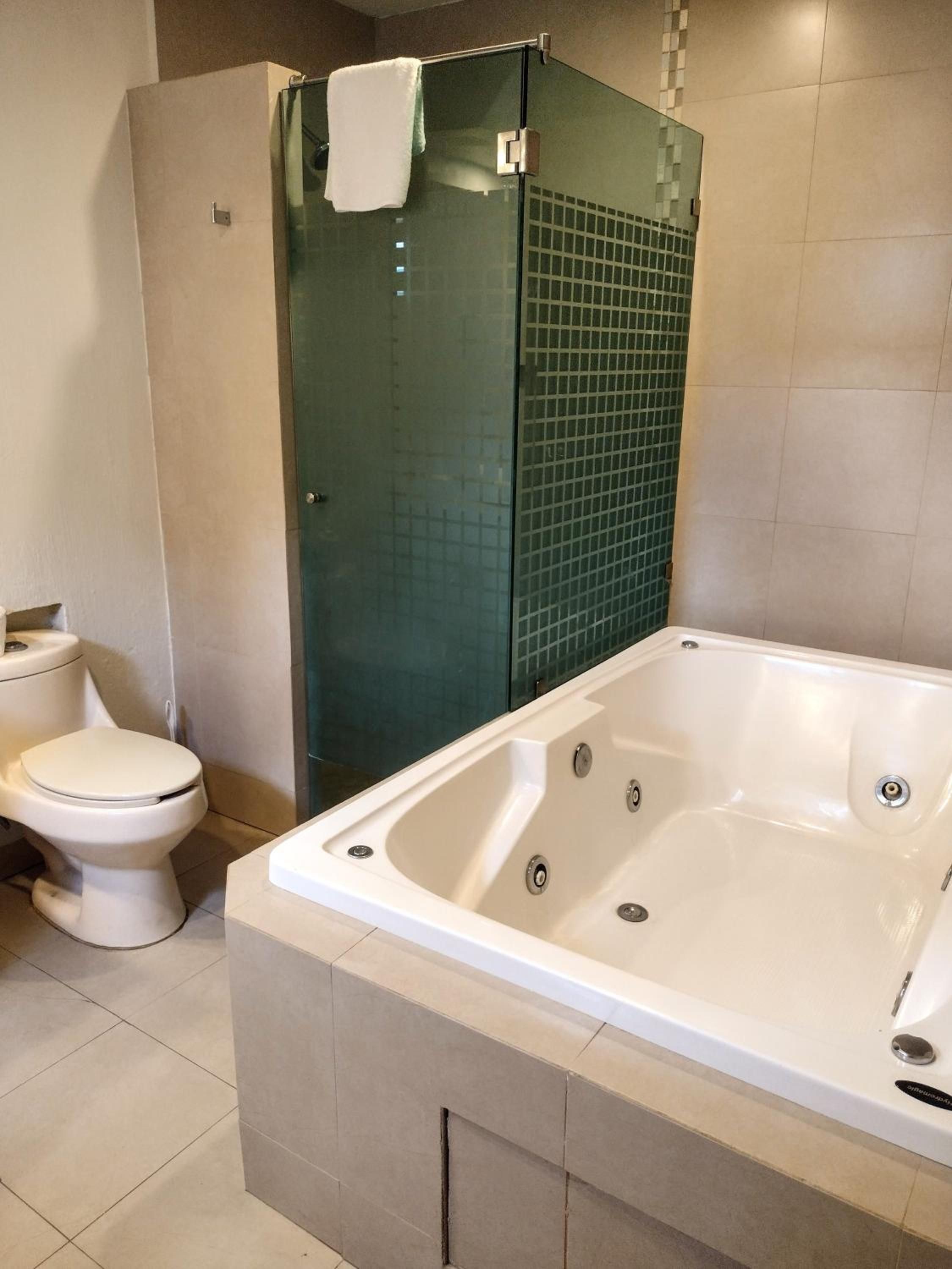Habitación King con bañera de hidromasaje. — 4