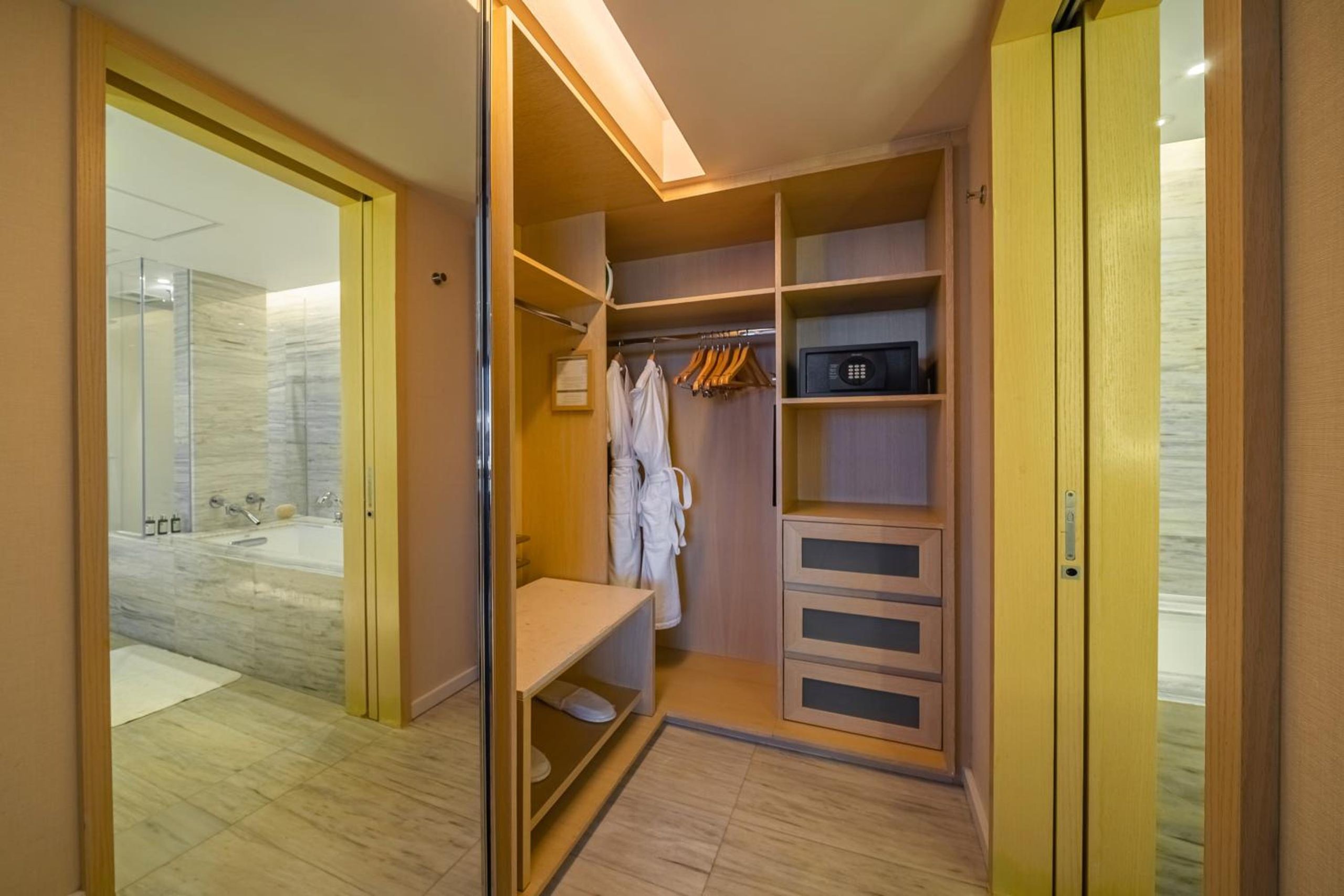 Suite King — 3