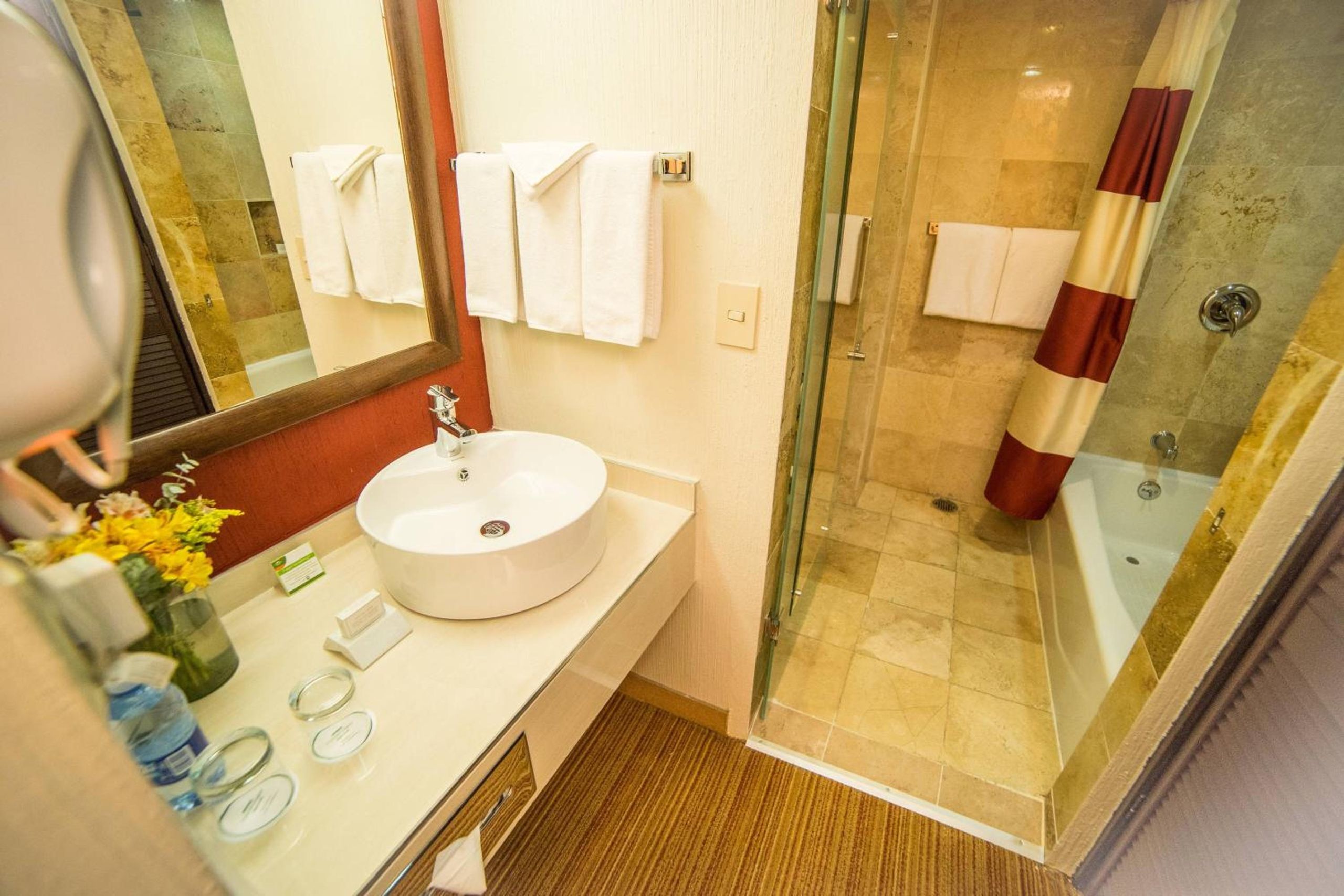 Habitación de huéspedes clásica, 1 cama King, vista a la ciudad — 2