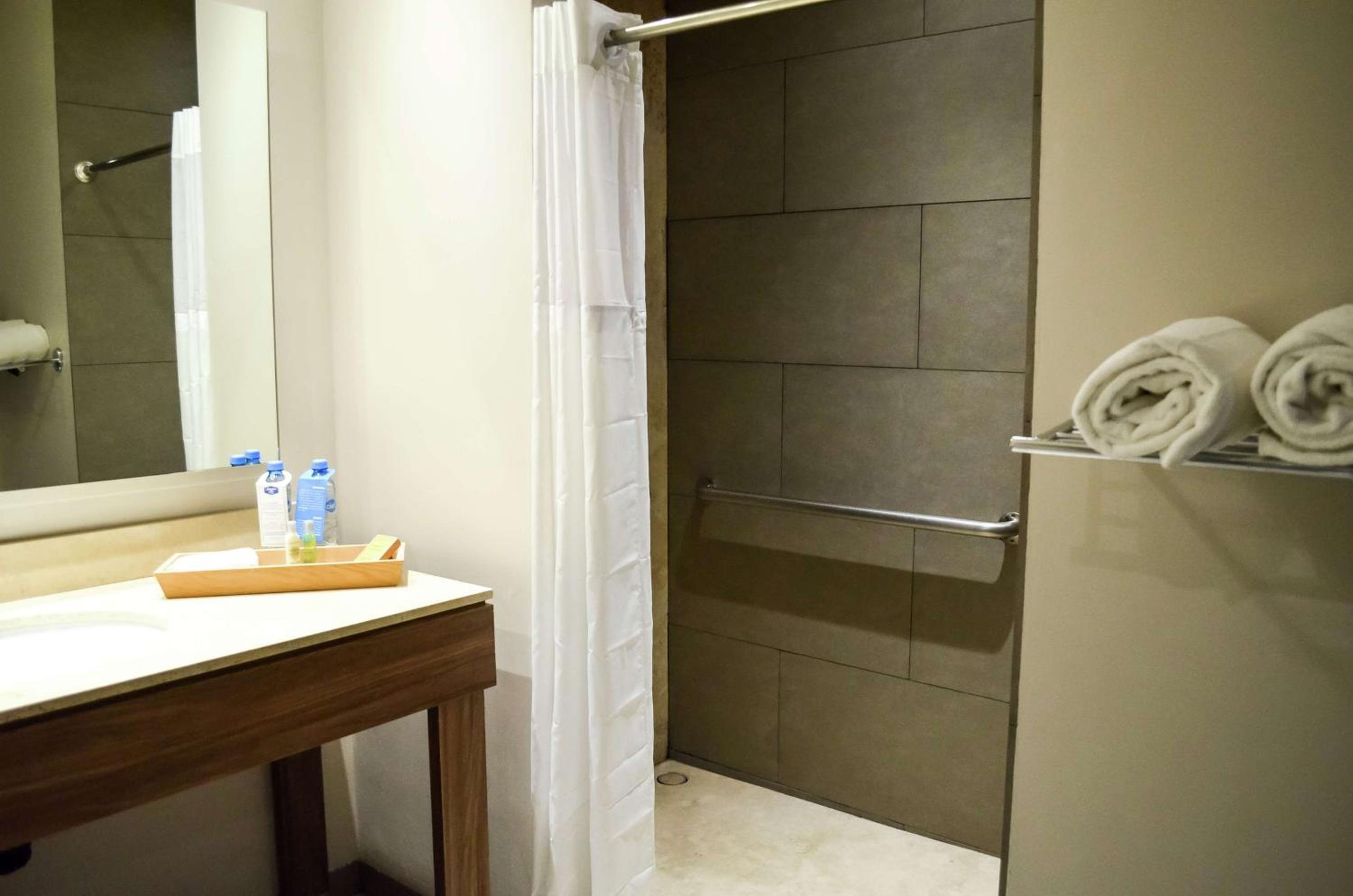 Habitación King con ducha adaptada - Acceso para personas con movilidad reducida/No fumadores — 2