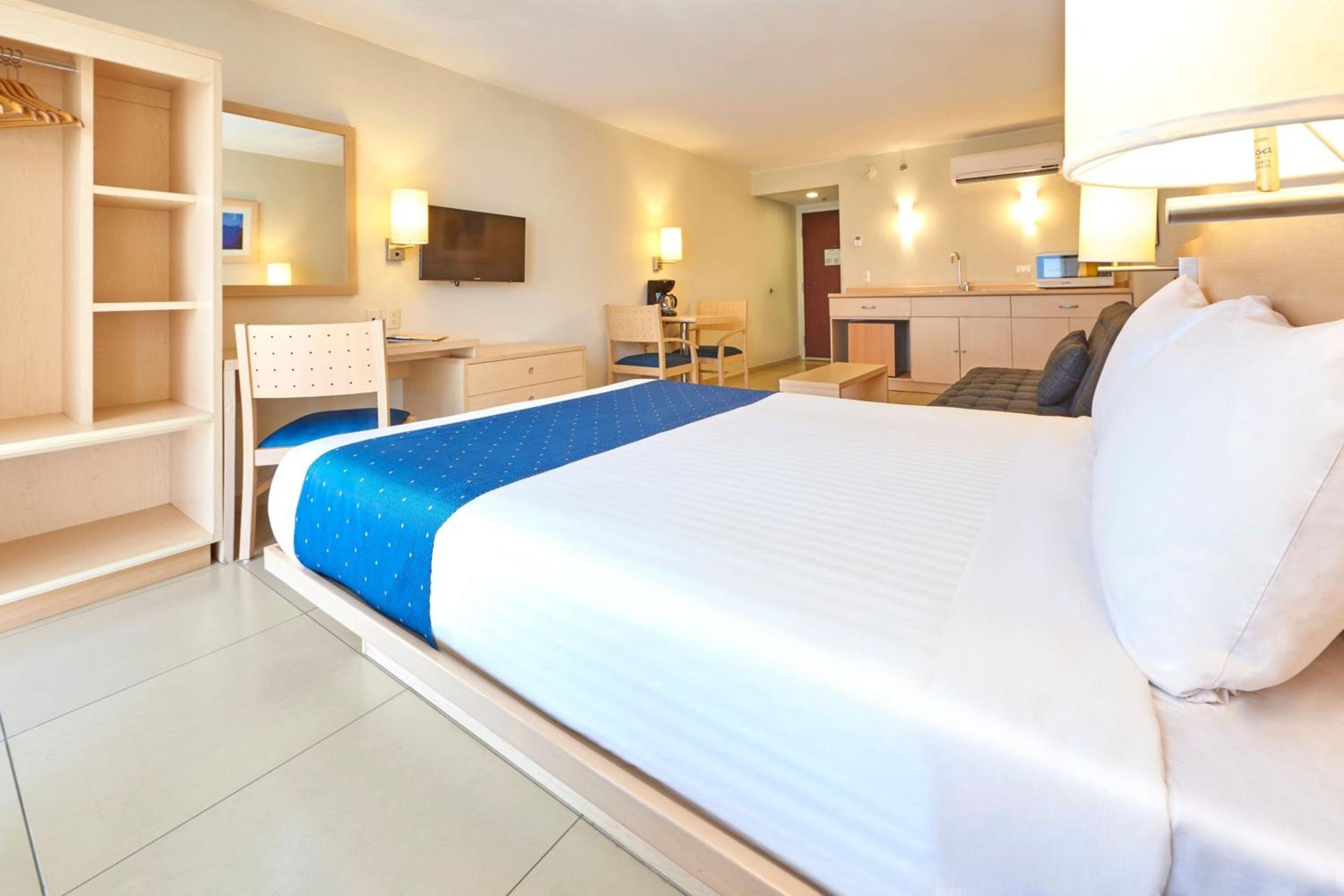 Suite Reina con Sofá Cama — 7