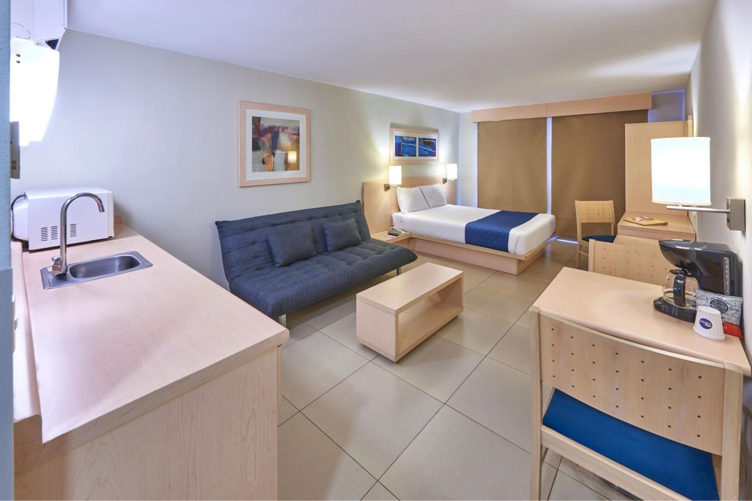 Suite Reina con Sofá Cama — 8