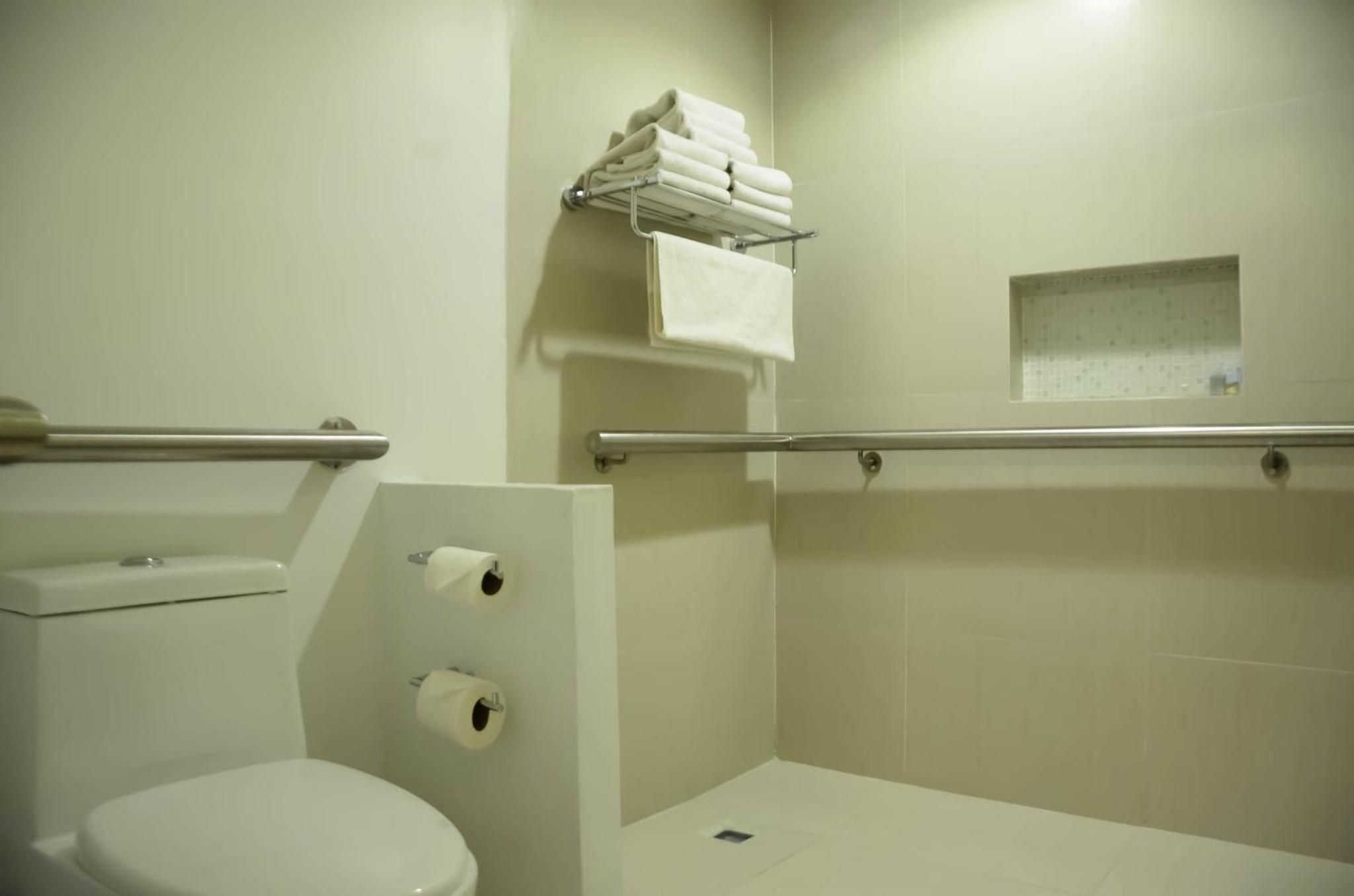 Habitación Estándar con Cama King - Acceso para Personas con Discapacidad — 2
