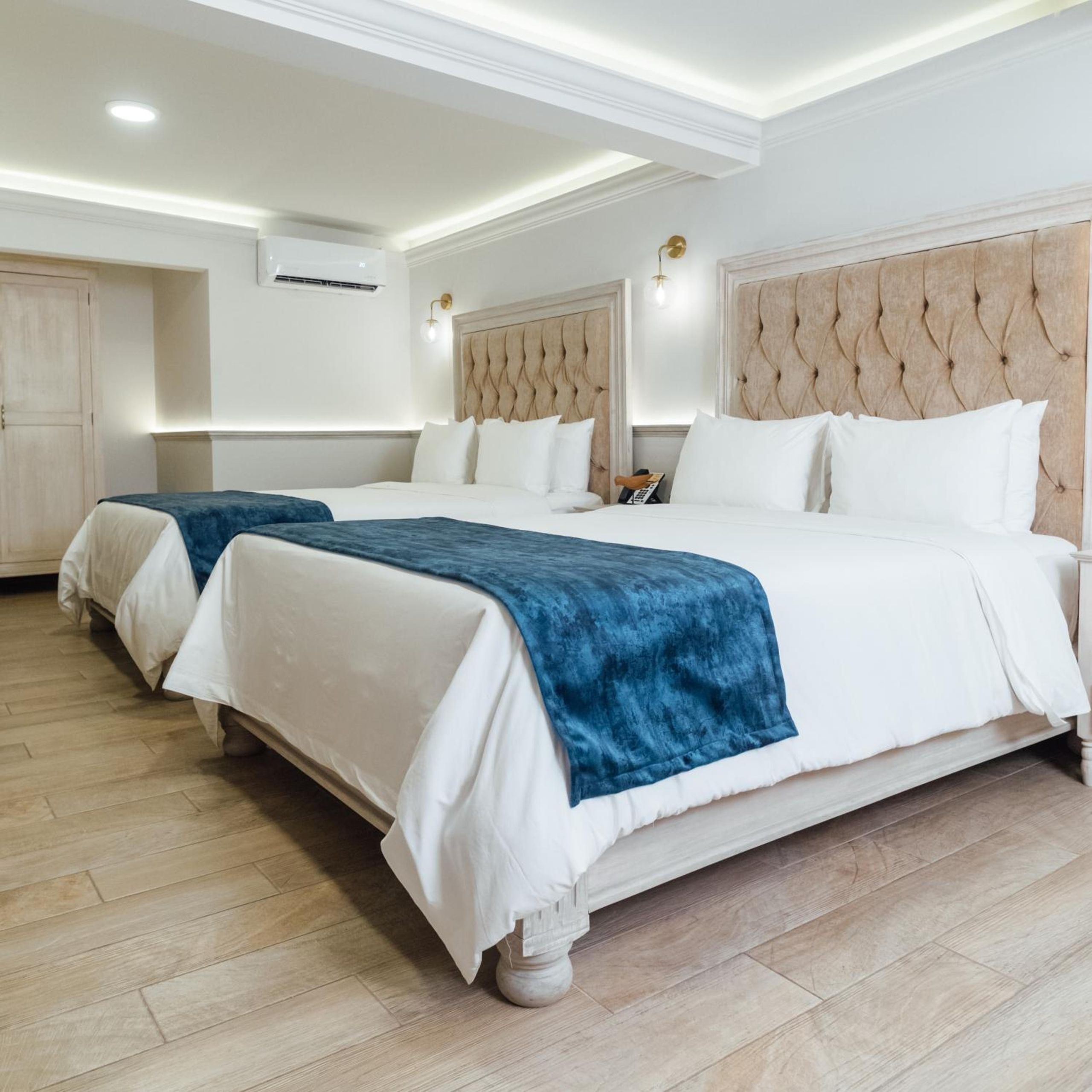 Suite Queen con Dos Camas Queen — 8
