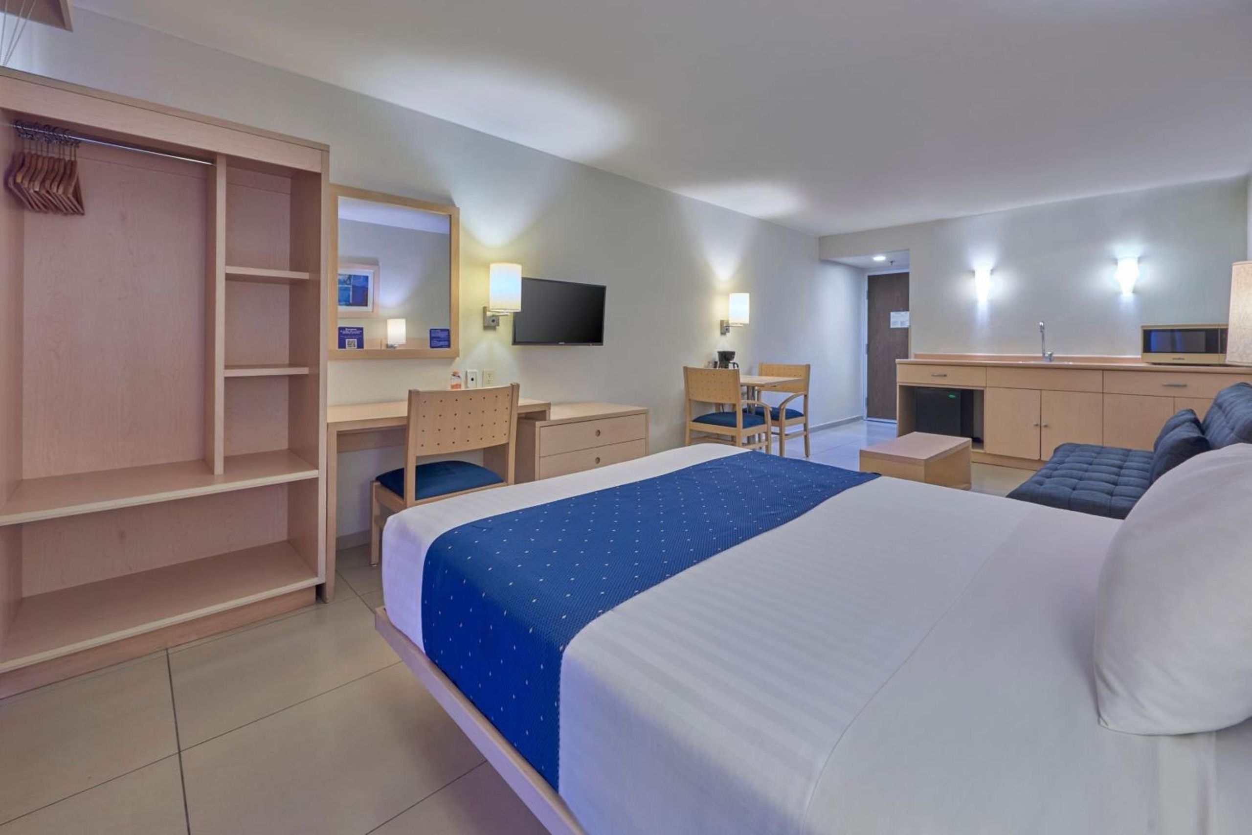 Suite Reina con Sofá Cama — 3
