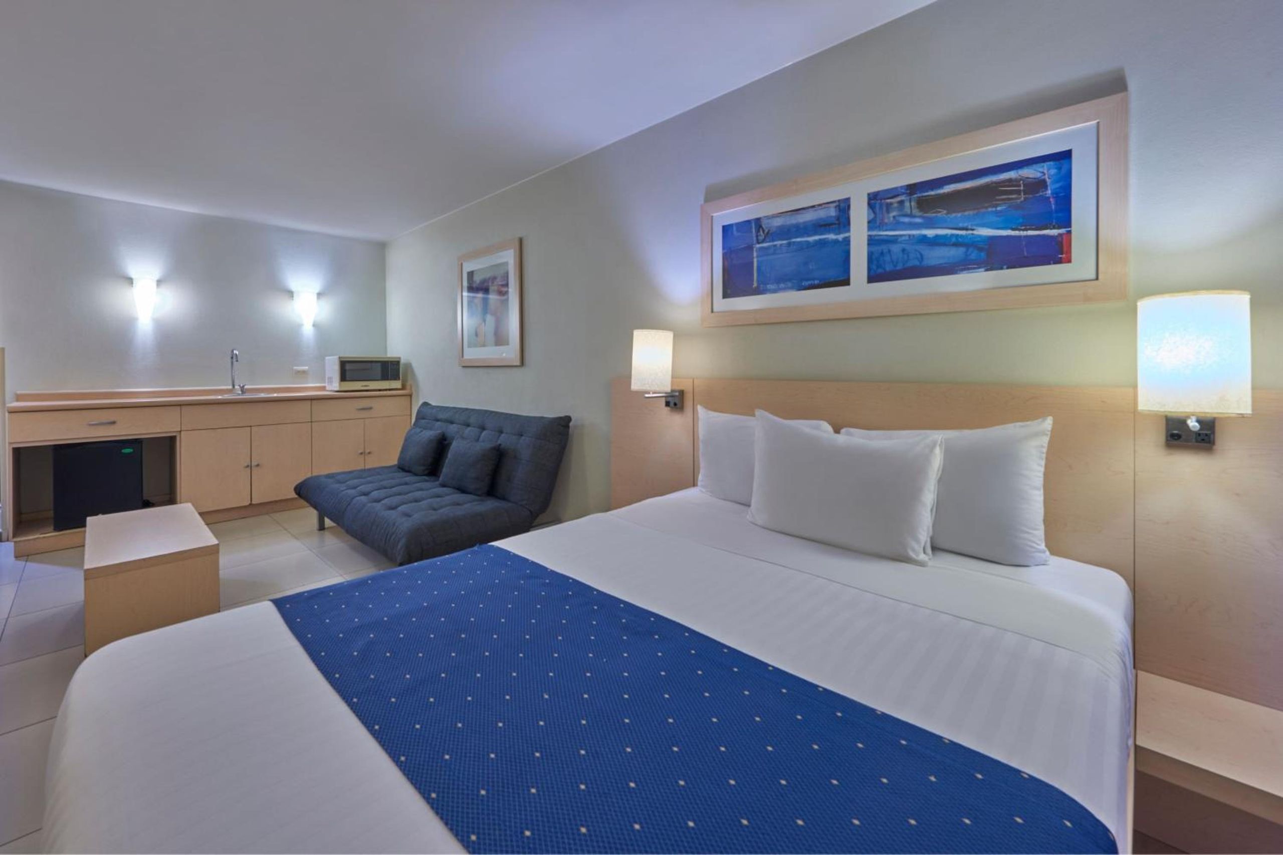 Suite Reina con Sofá Cama — 4