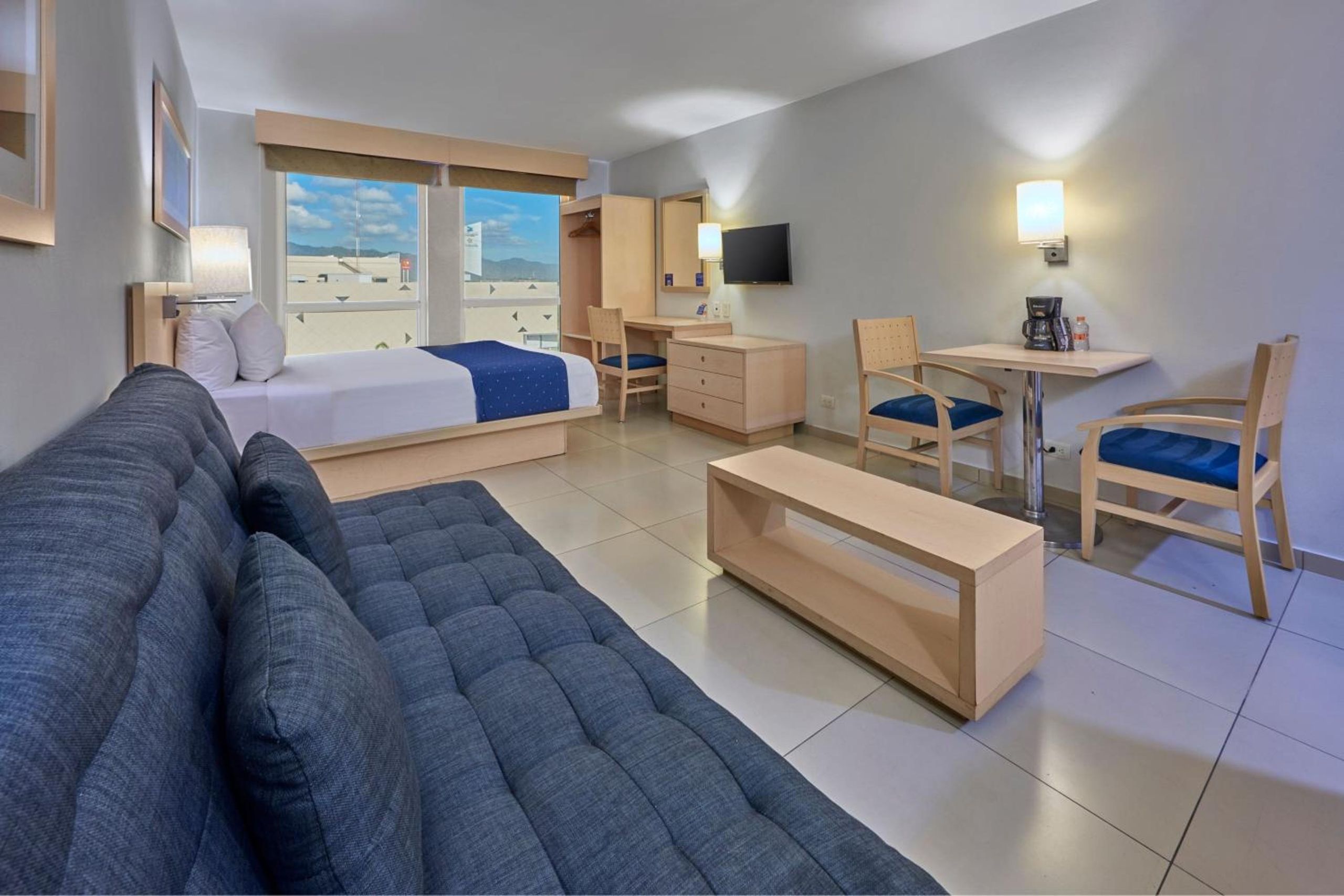 Suite Reina con Sofá Cama — 6