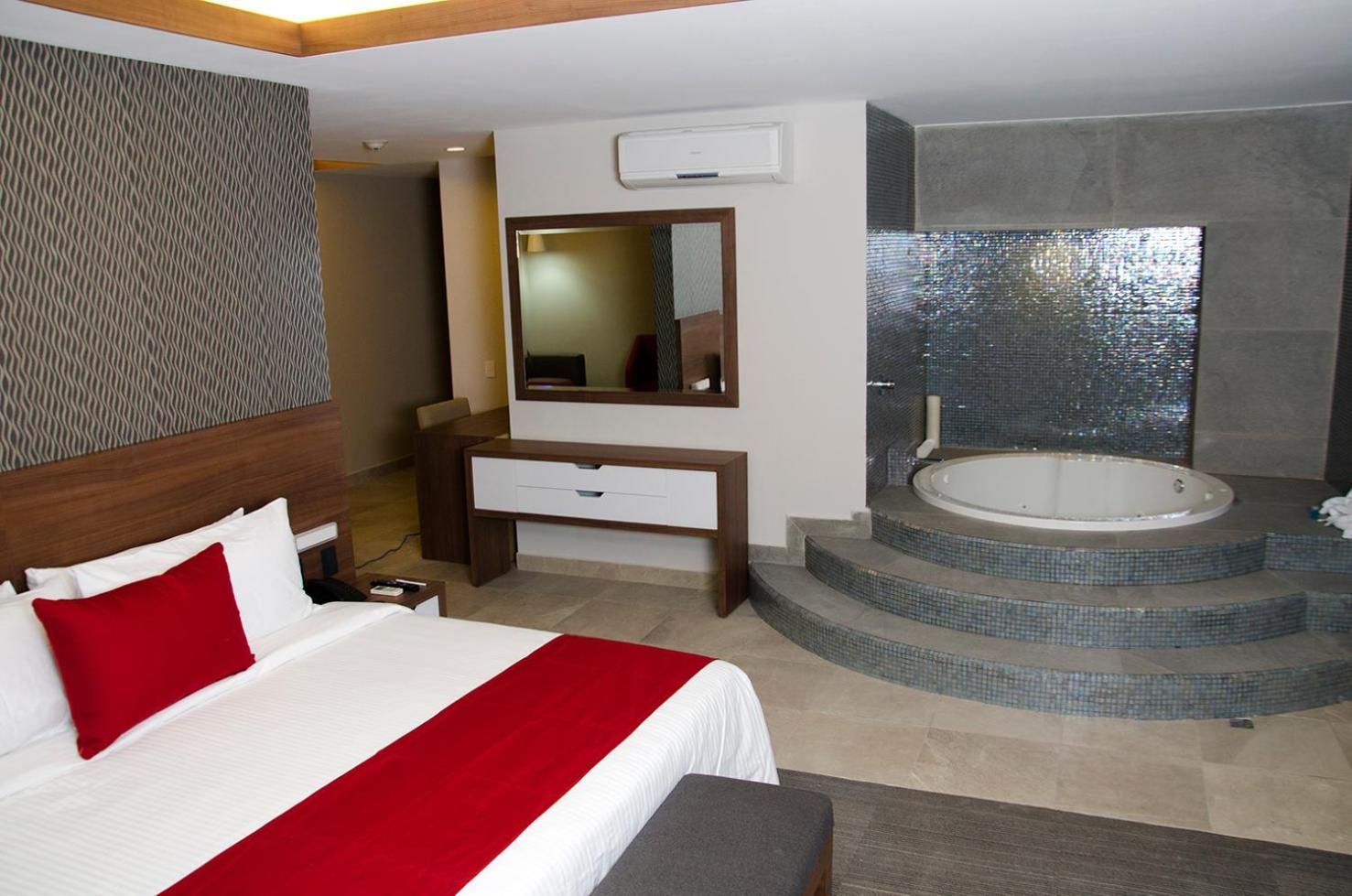 Suite Deluxe con Bañera de Hidromasaje — 2