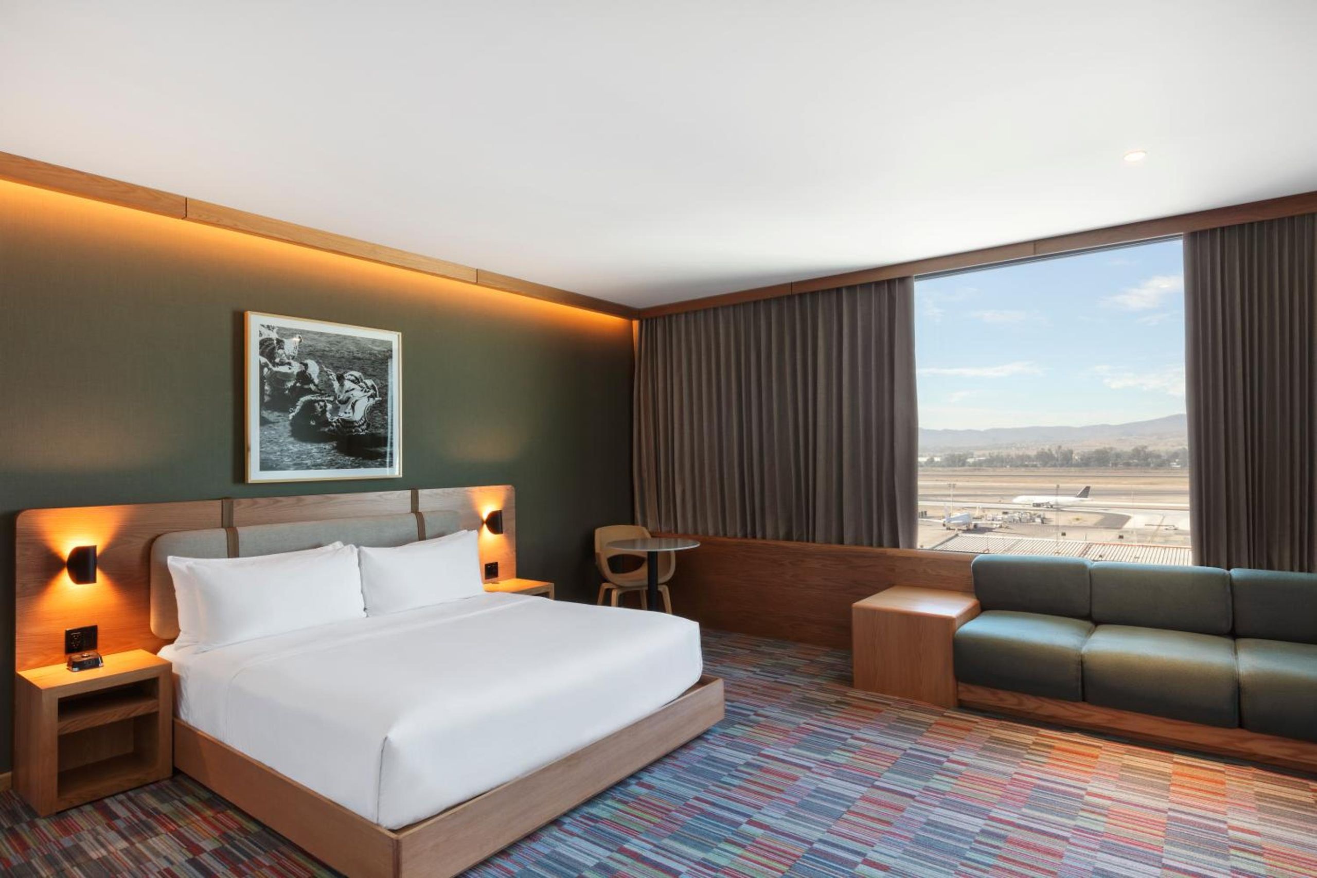 Suite Junior King con vista al aeropuerto