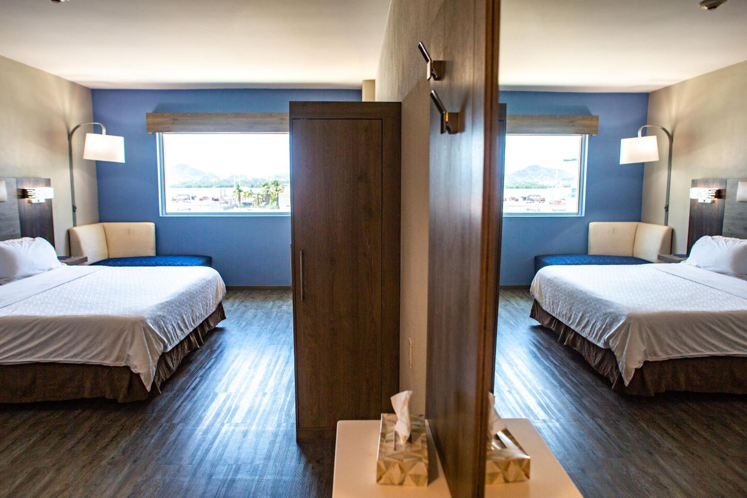 Habitación Estándar con Cama King y Mininevera.