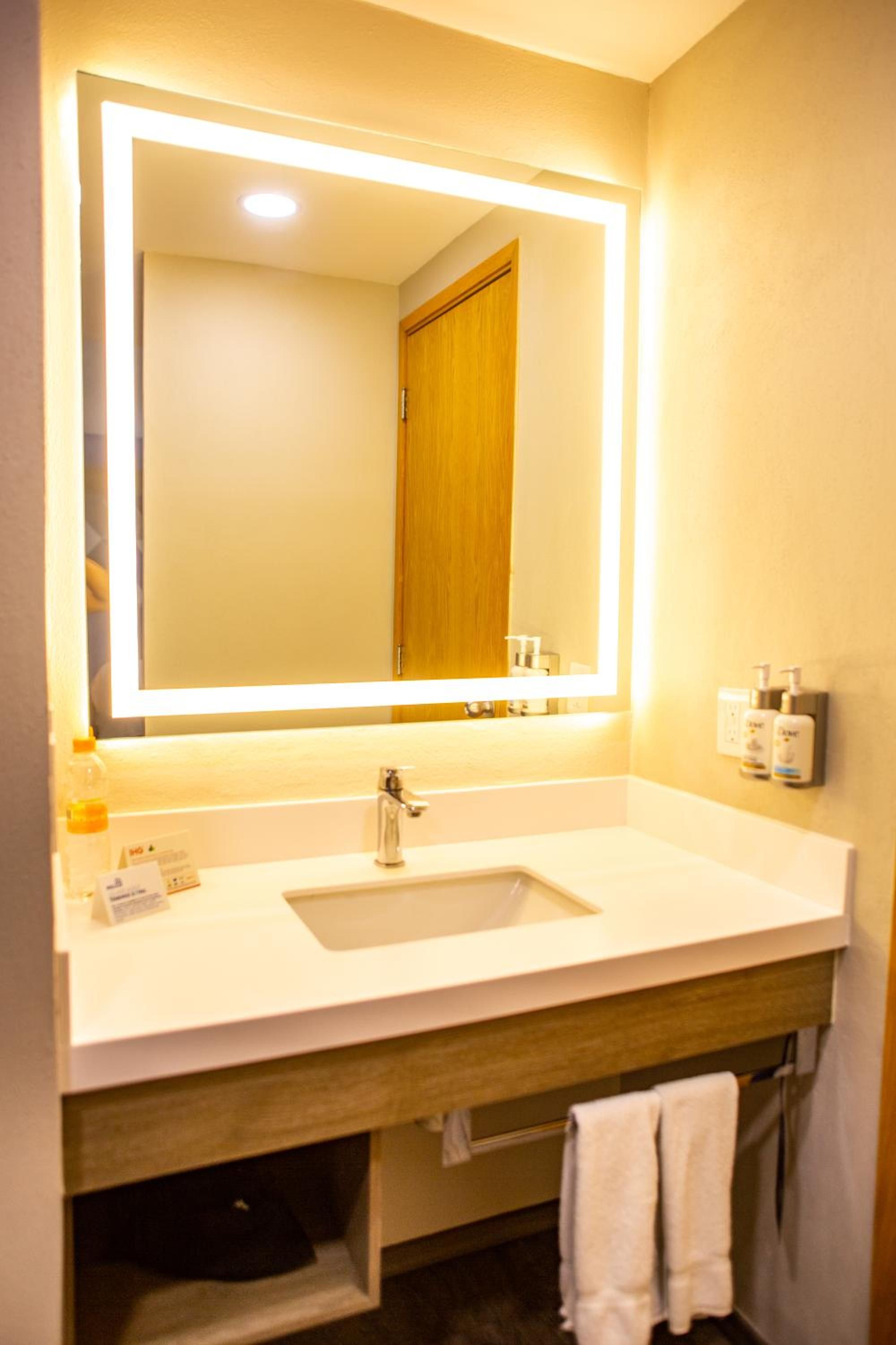 Habitación Estándar con Cama King y Espacio Adicional en el Piso — 2