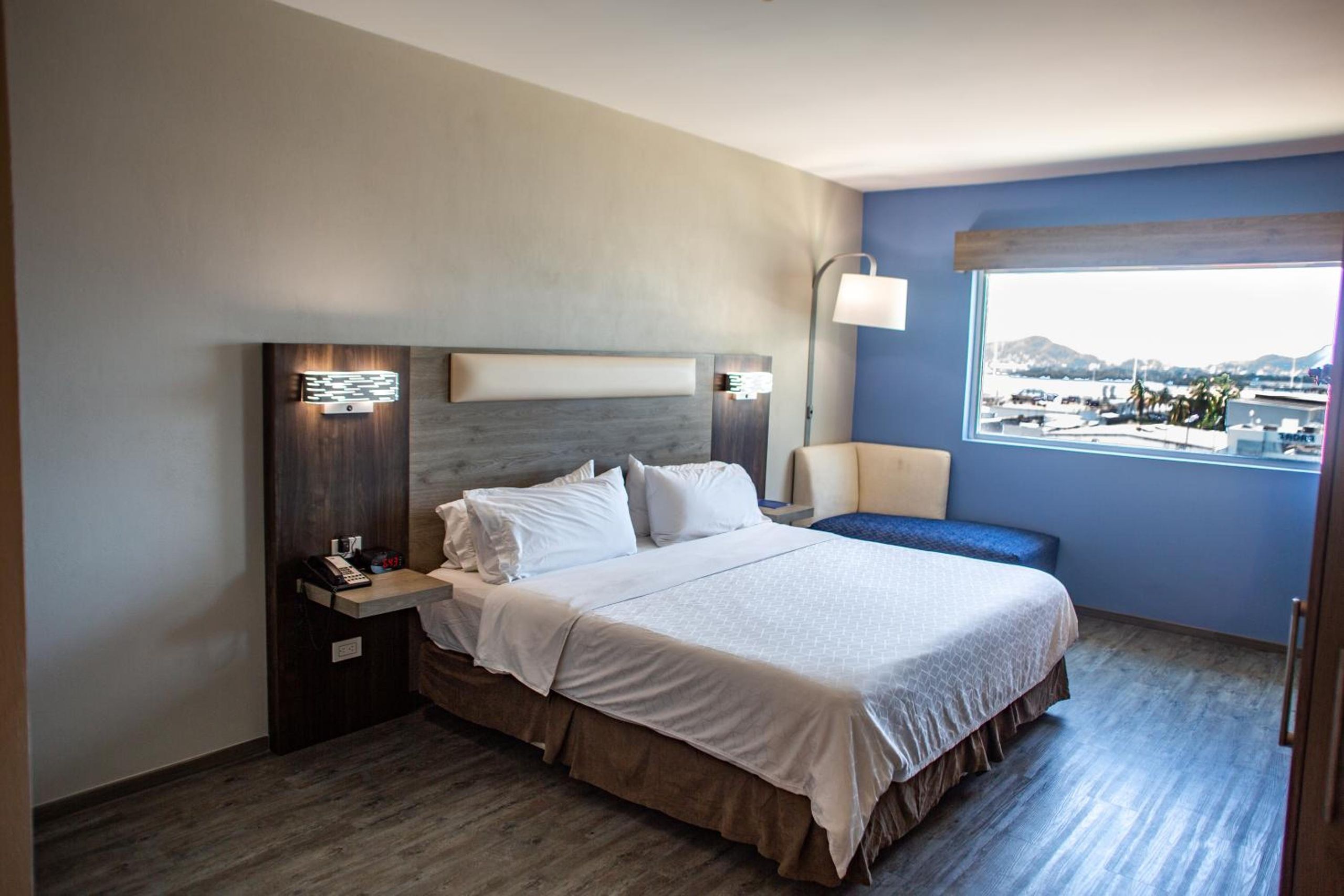 Habitación Estándar con Cama King y Mininevera. — 3
