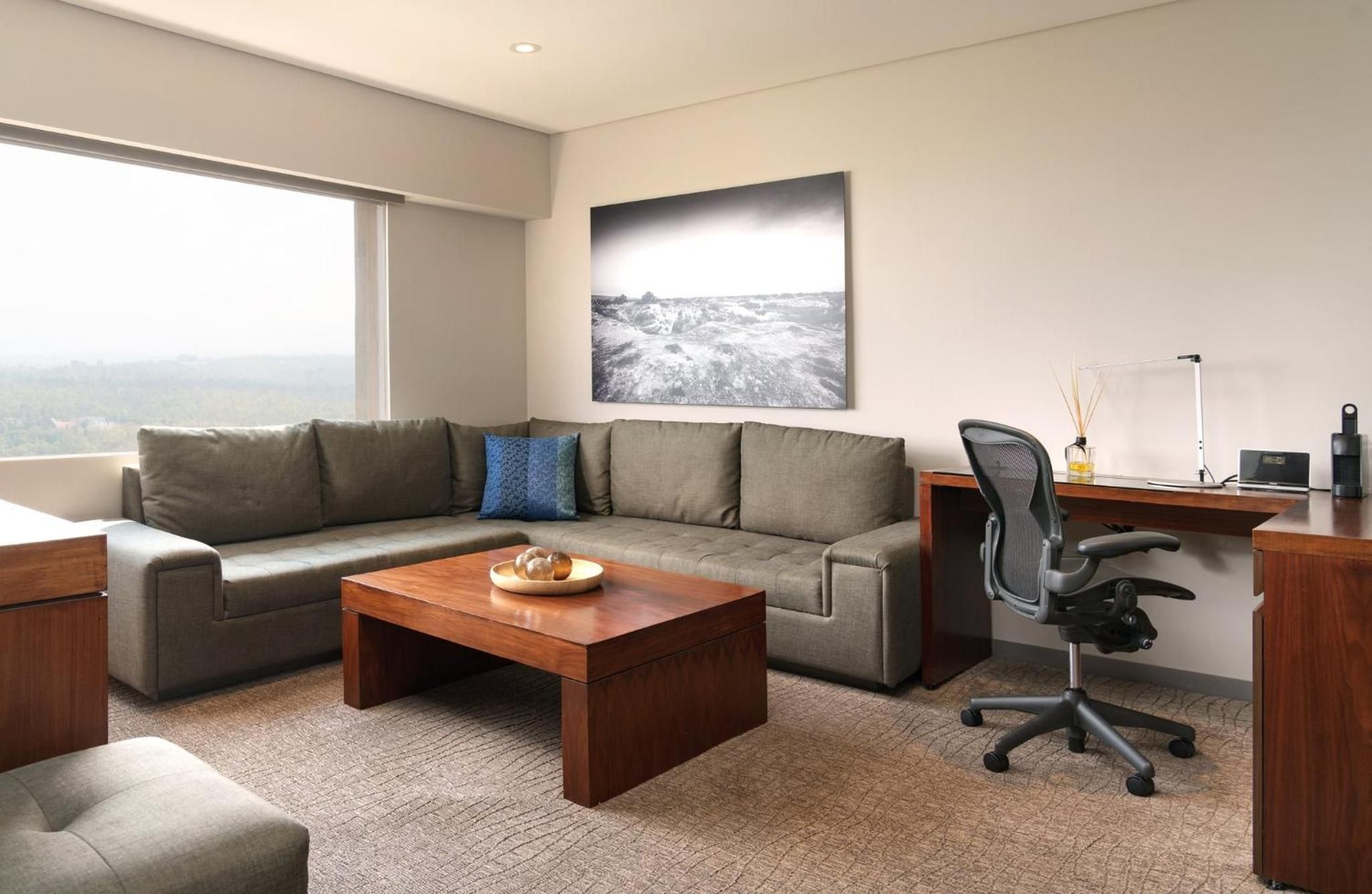 Suite de un dormitorio con dos camas Queen. — 3