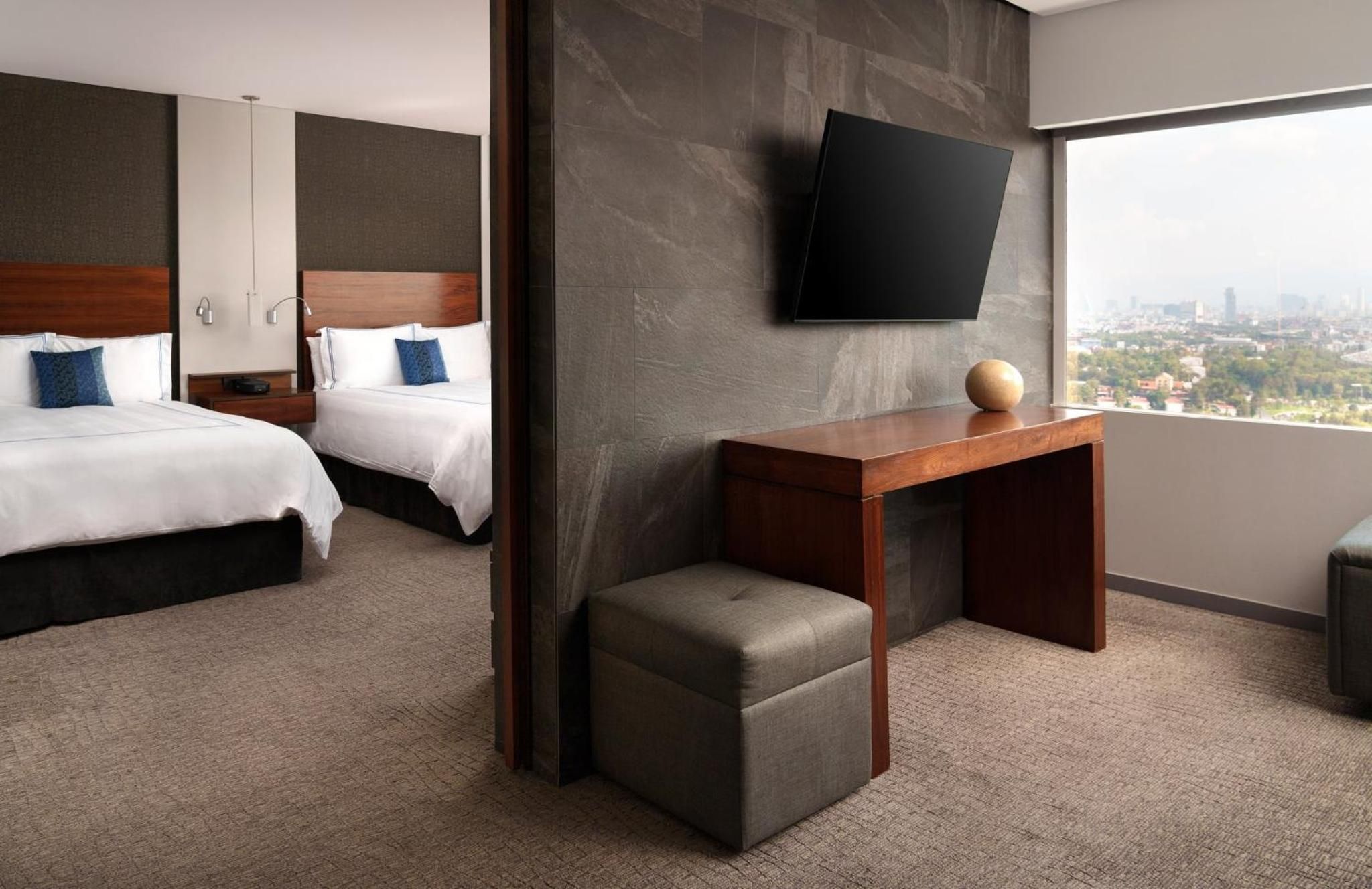 Suite de un dormitorio con dos camas Queen. — 2