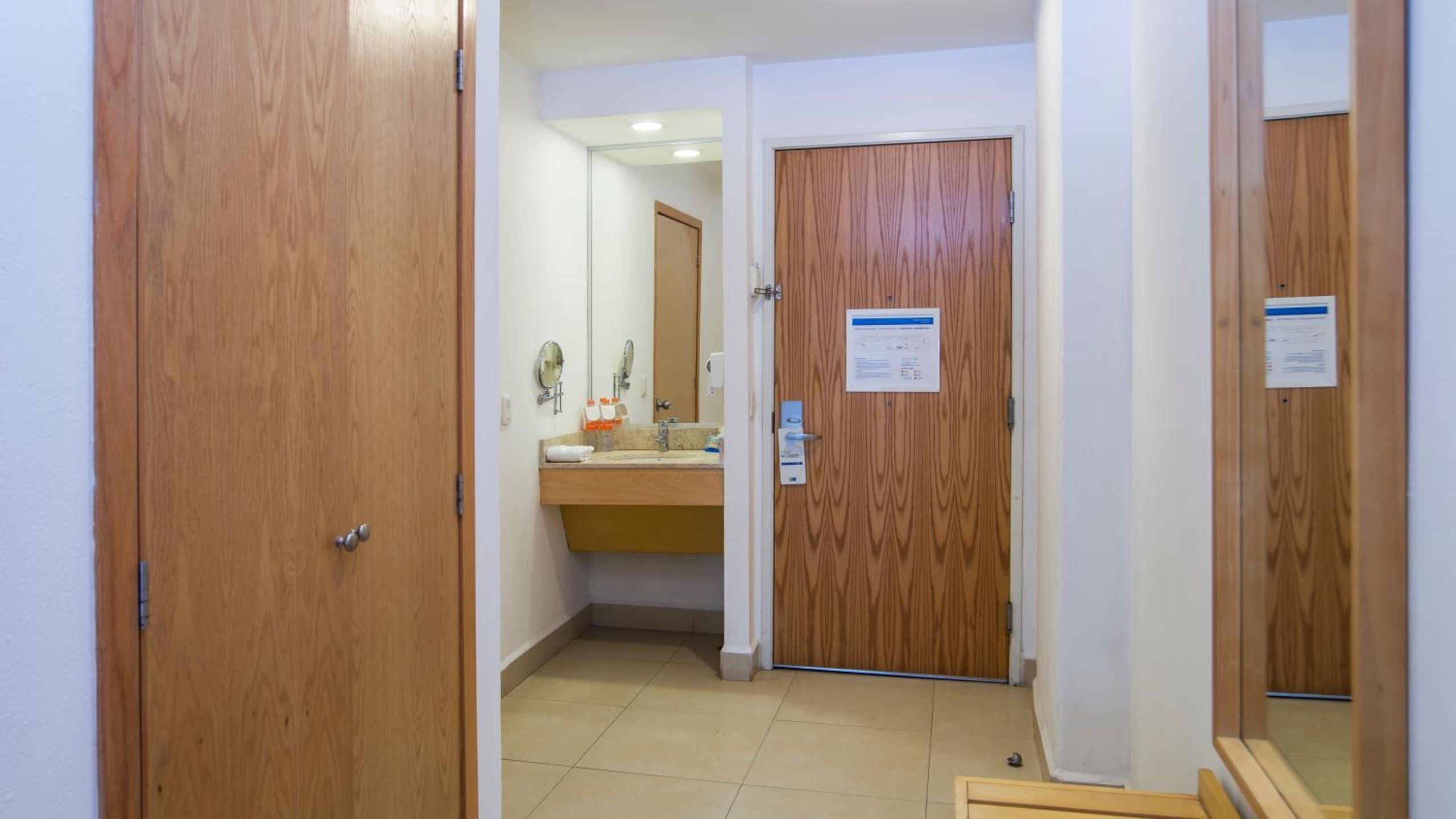 Habitación Estándar con Cama King - Acceso para Personas con Discapacidad — 2