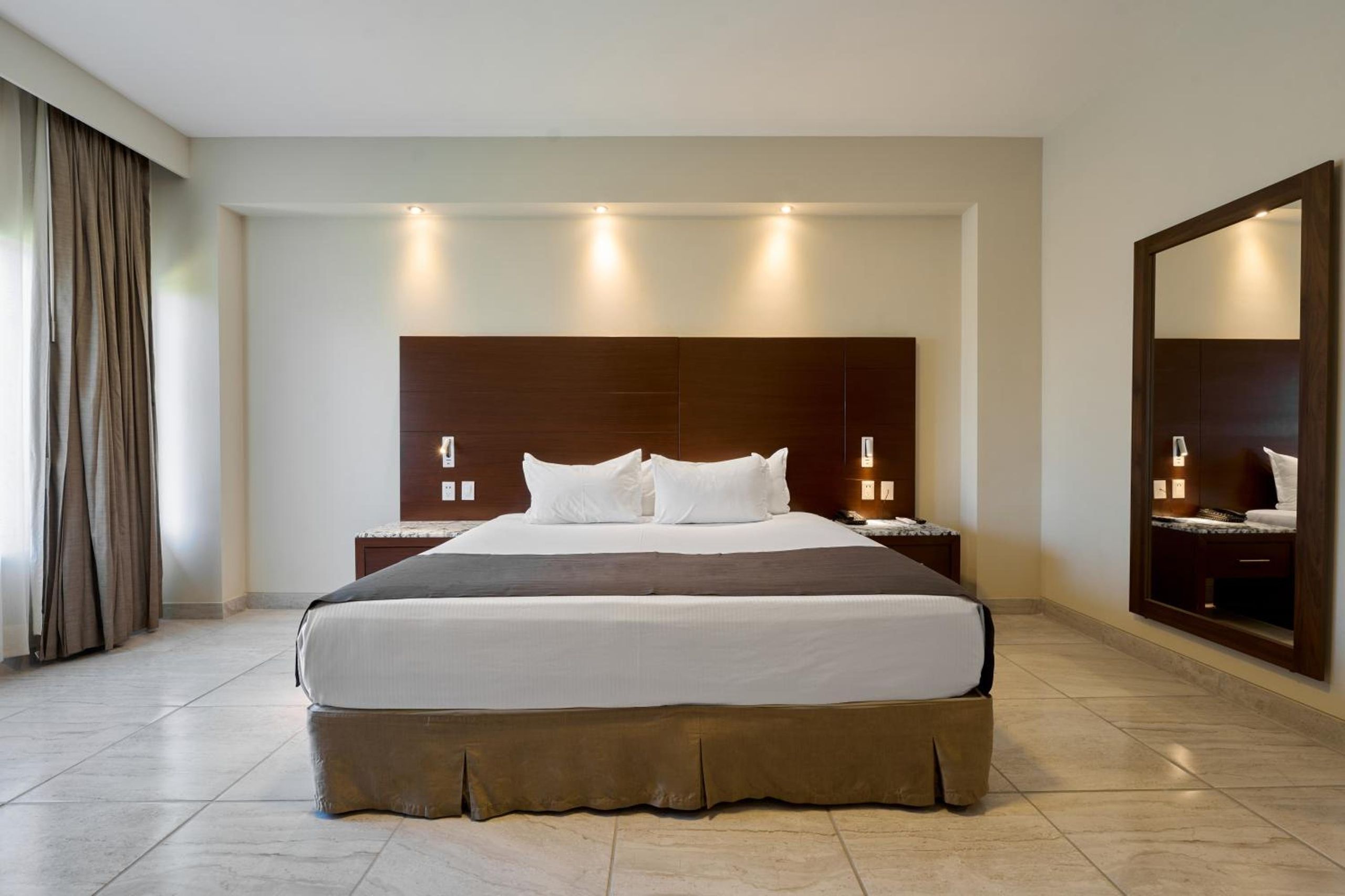 Suite King con Bañera de Hidromasaje — 3