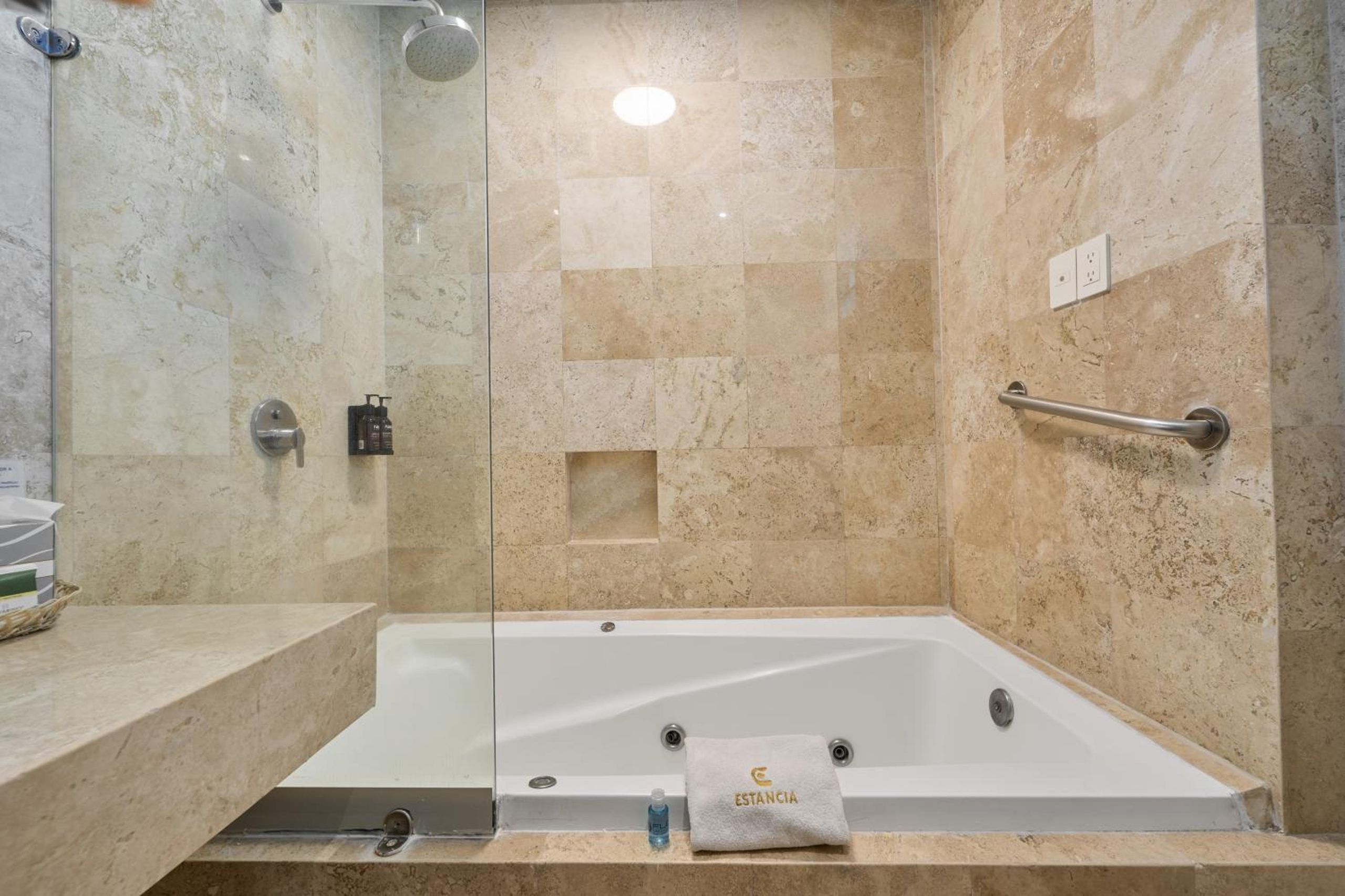 Suite King con Bañera de Hidromasaje — 2