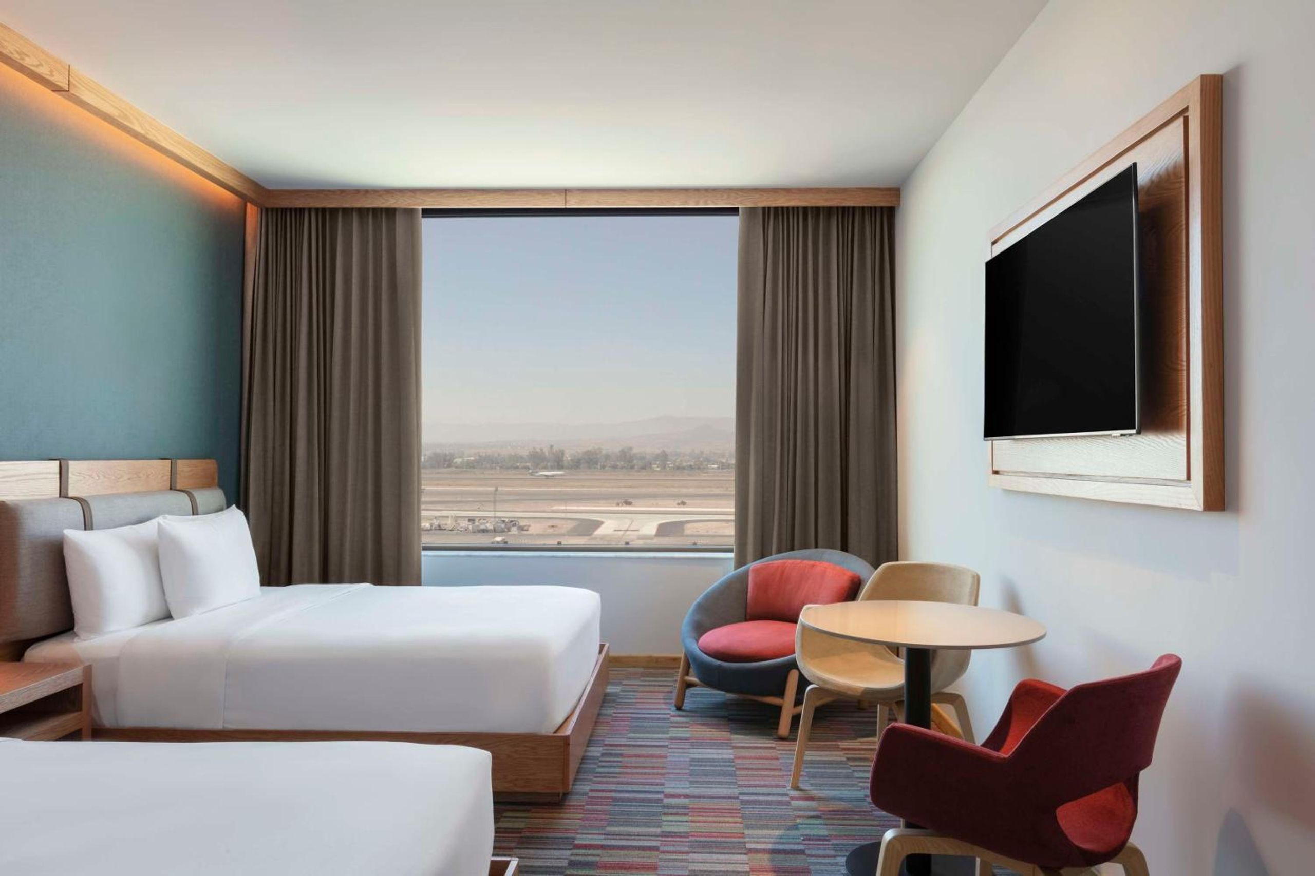 Habitación con dos camas Queen y vista al aeropuerto