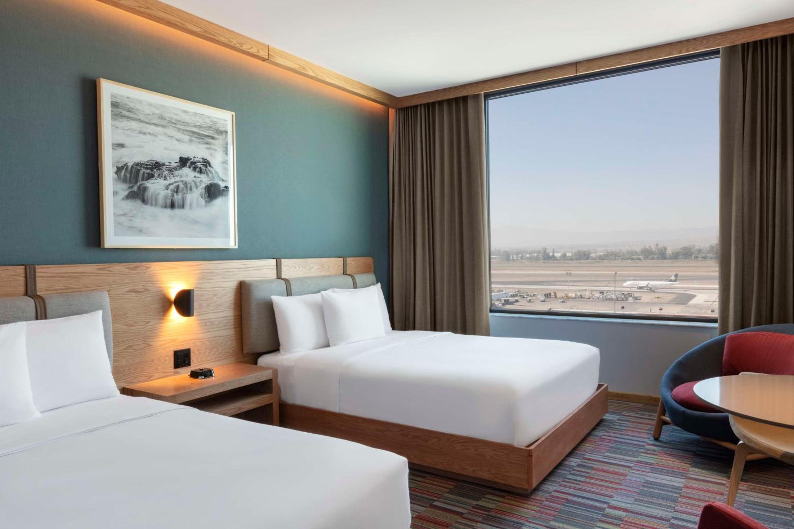 Habitación con dos camas Queen y vista al aeropuerto — 2