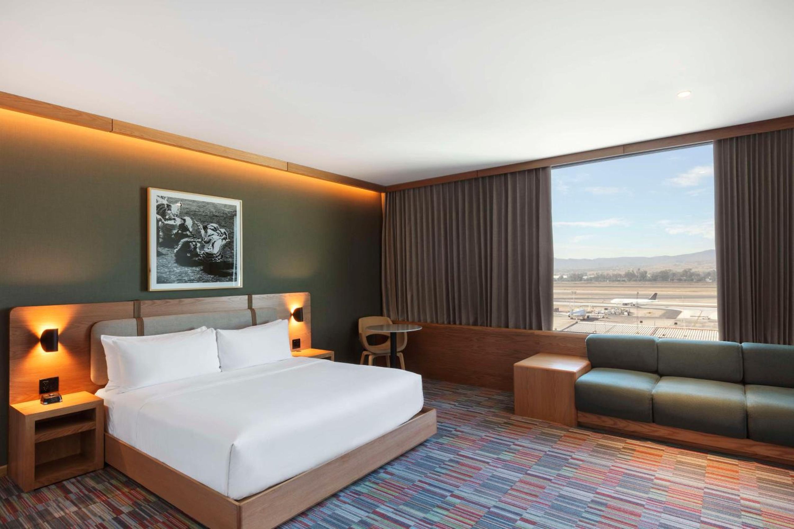 Suite Junior King con vista al aeropuerto — 2