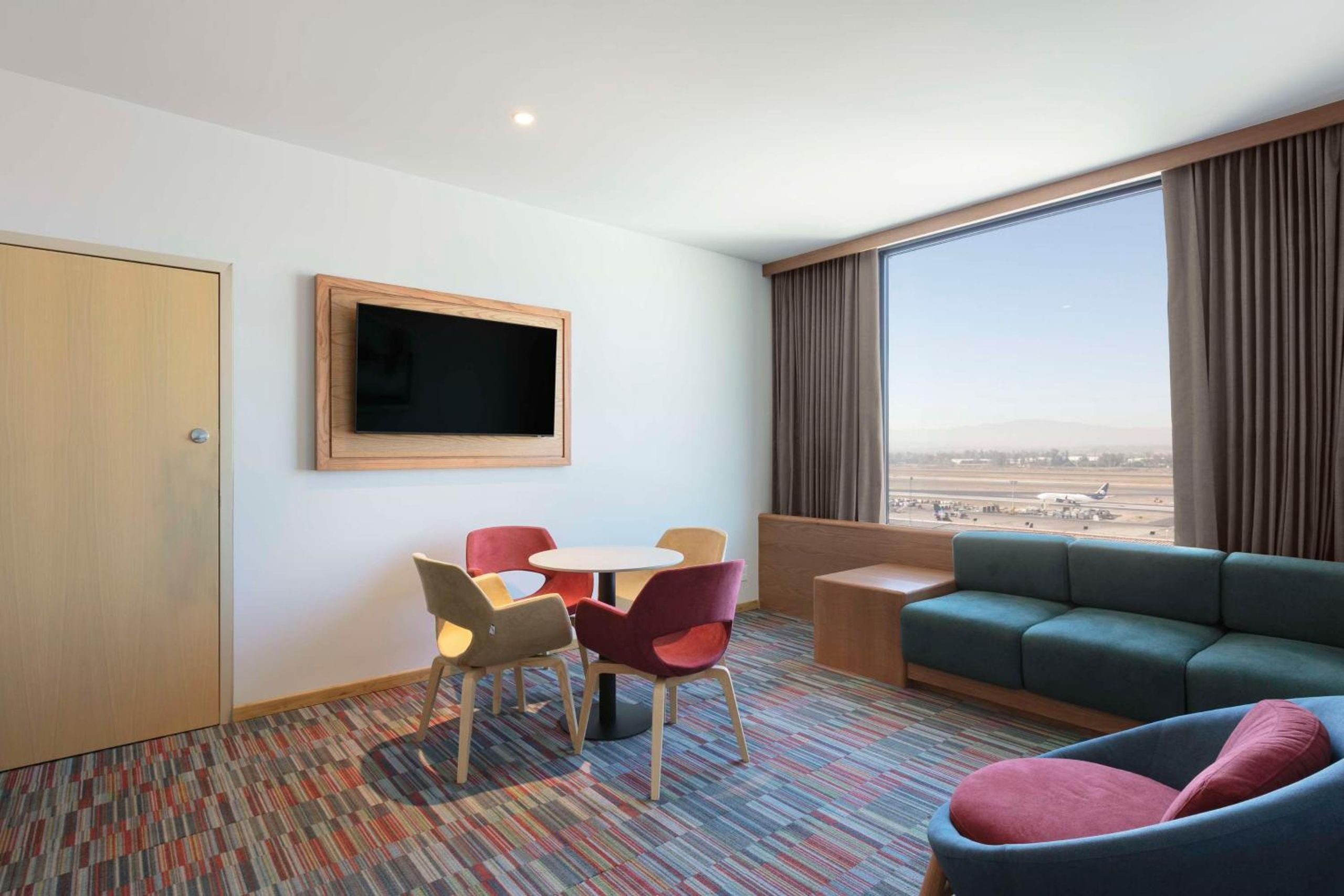 Suite de un dormitorio con cama king y vista al aeropuerto — 3