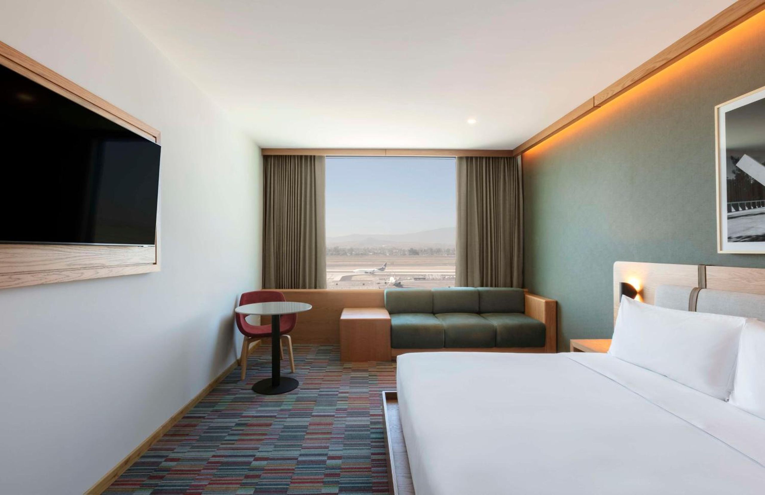 Habitación King con vista al aeropuerto