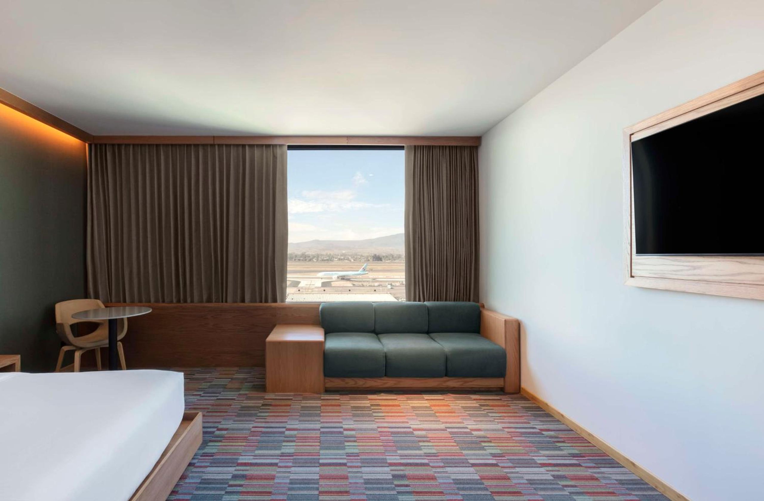 Suite Junior King con vista al aeropuerto — 4