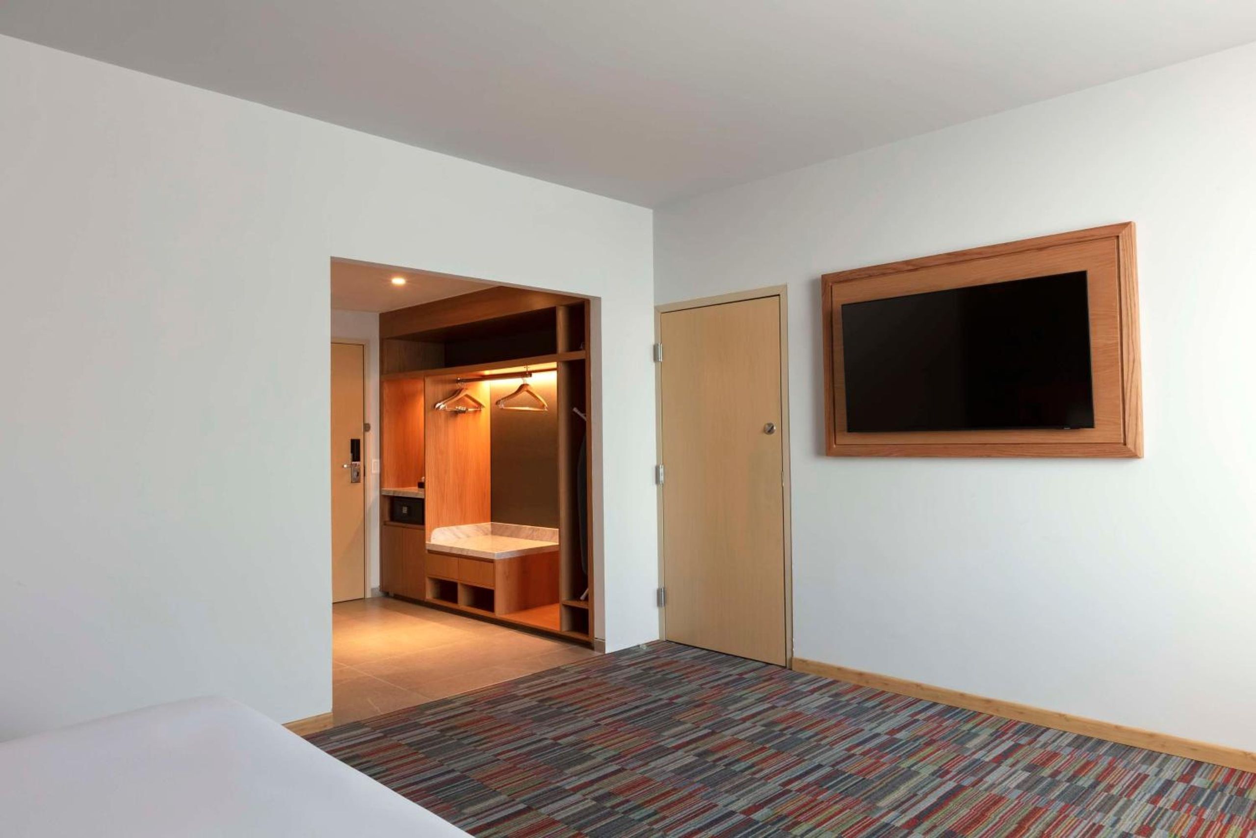 Suite Junior King con vista al aeropuerto — 5