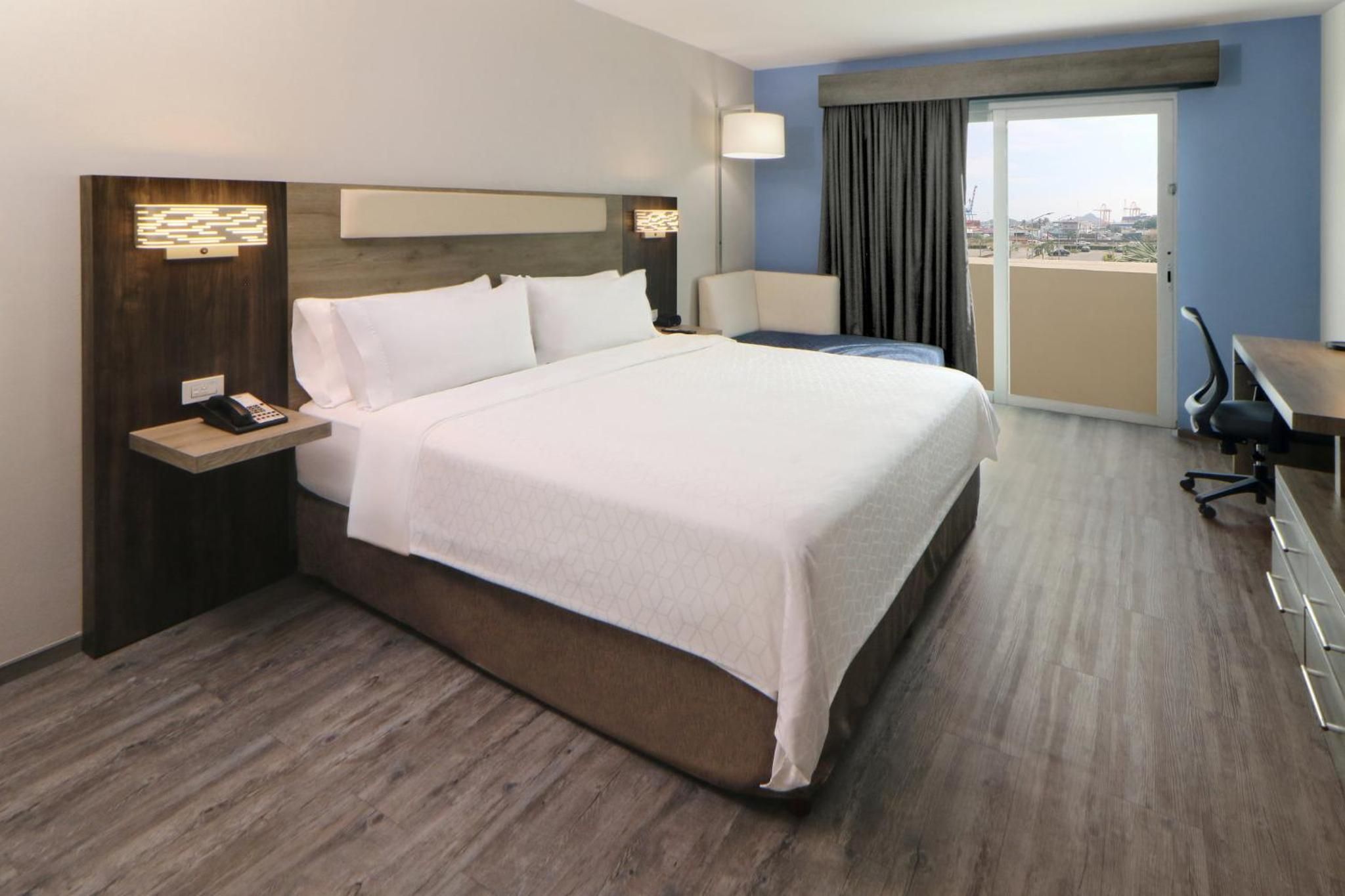 Habitación Estándar con Cama King y Balcón