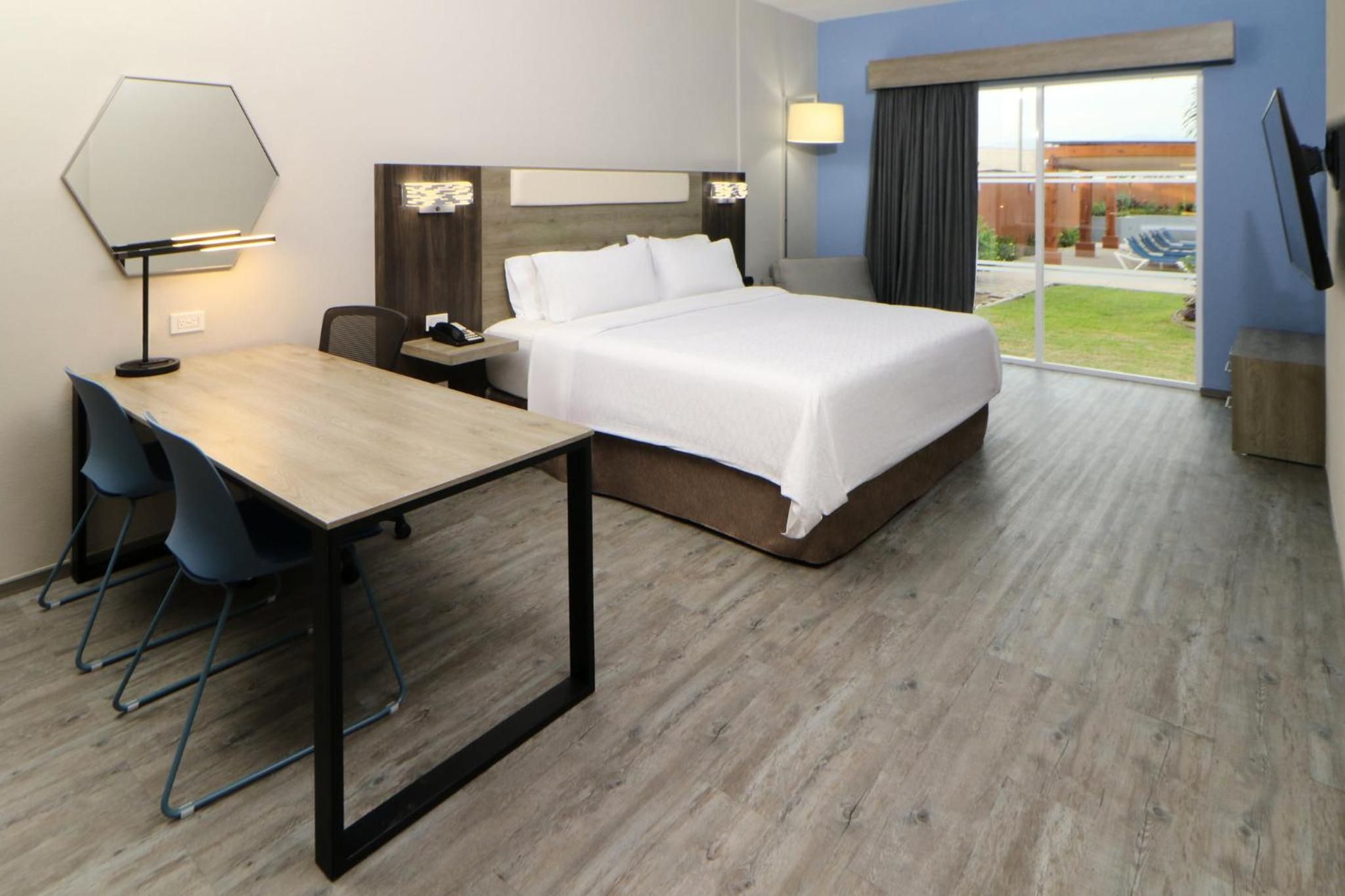 Habitación Estándar con Cama King y Espacio Adicional en el Piso