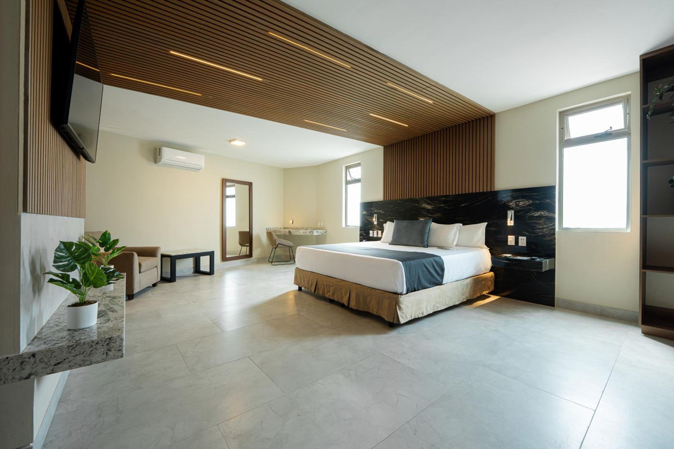 Superior King Suite — 7