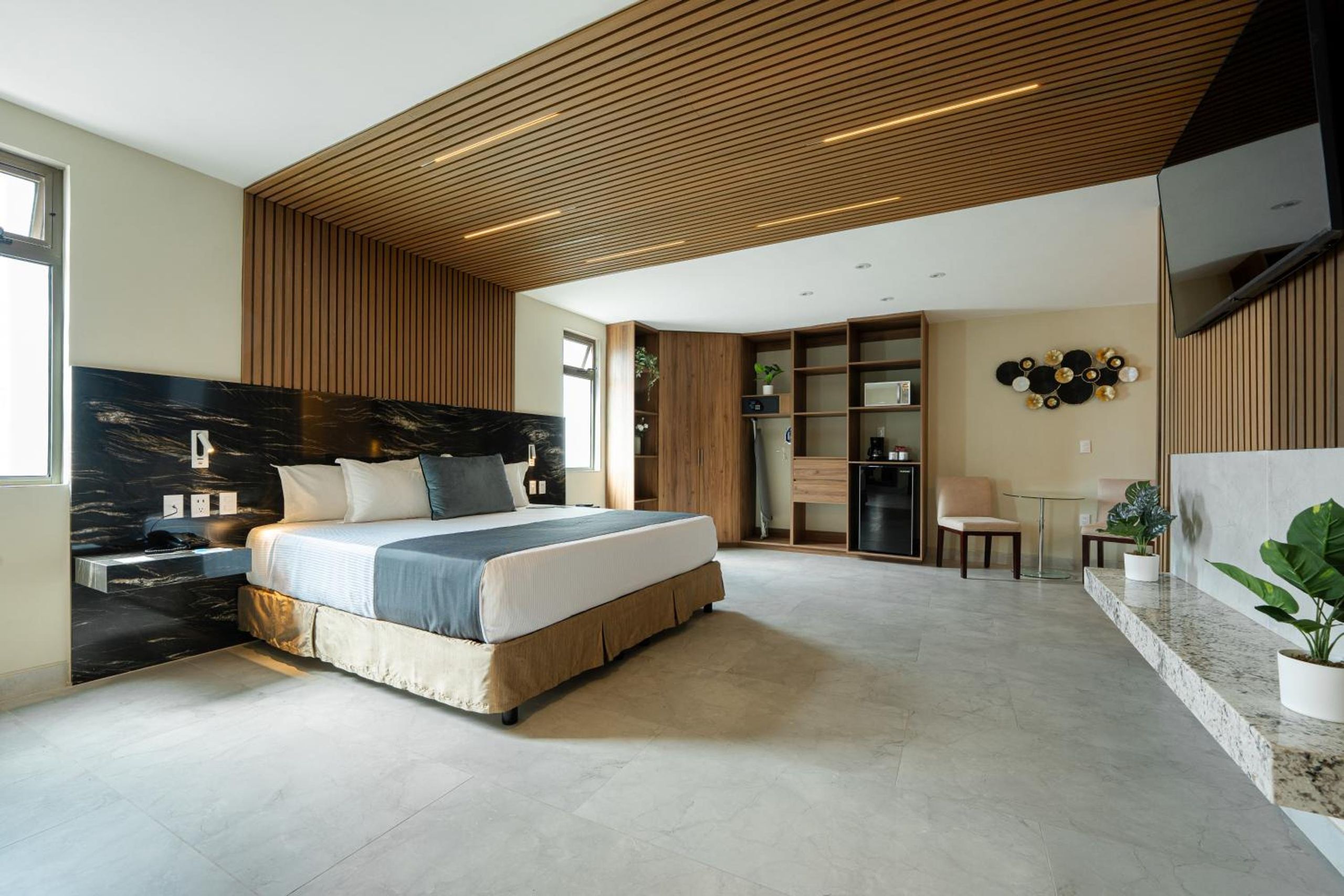 Superior King Suite — 6