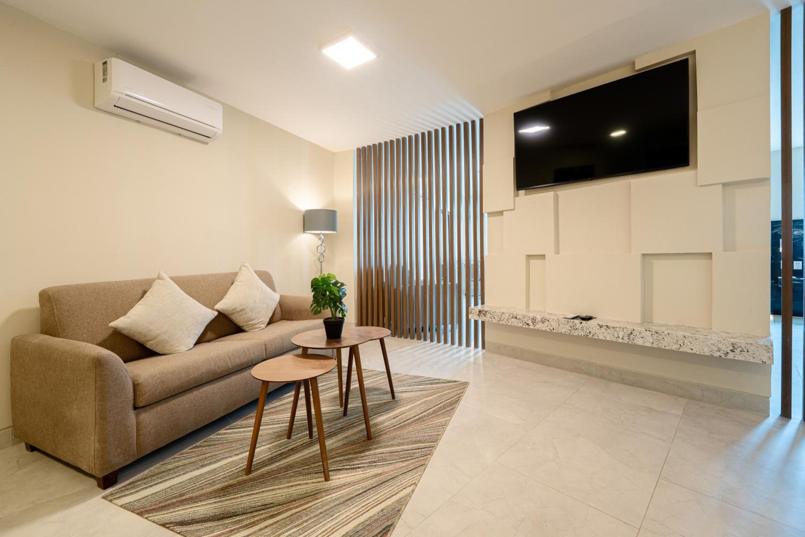 Superior King Suite — 4