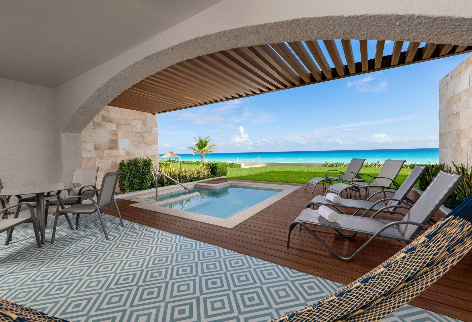 Enclave Beachfront St Plgpl Kg and 2 Mrpy Bds — 4