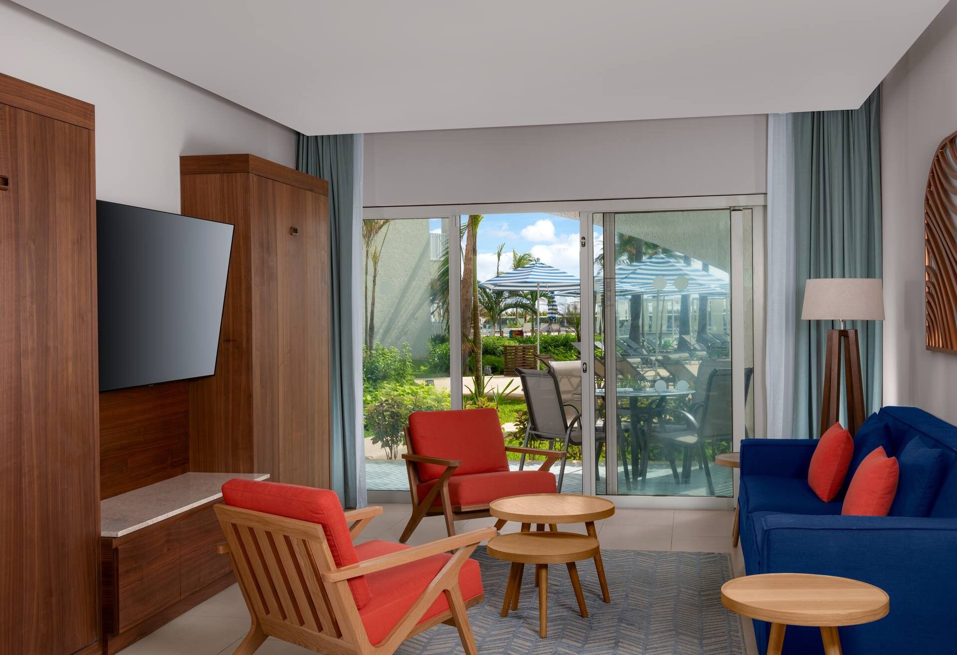 Pool and Patio View Suite - 1 Kg 2 Murphy Bds — 2