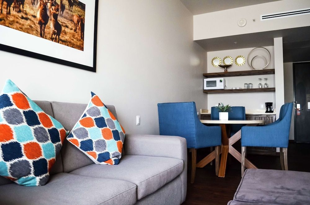 Suite, 1 cama King, no fumadores, Refrigerator & Microwave (Wet Bar)