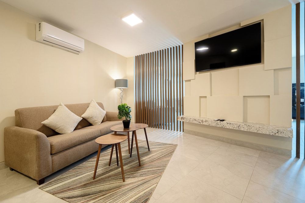 Habitación Superior, 1 cama King, Jetted Tub, Poolside — 3
