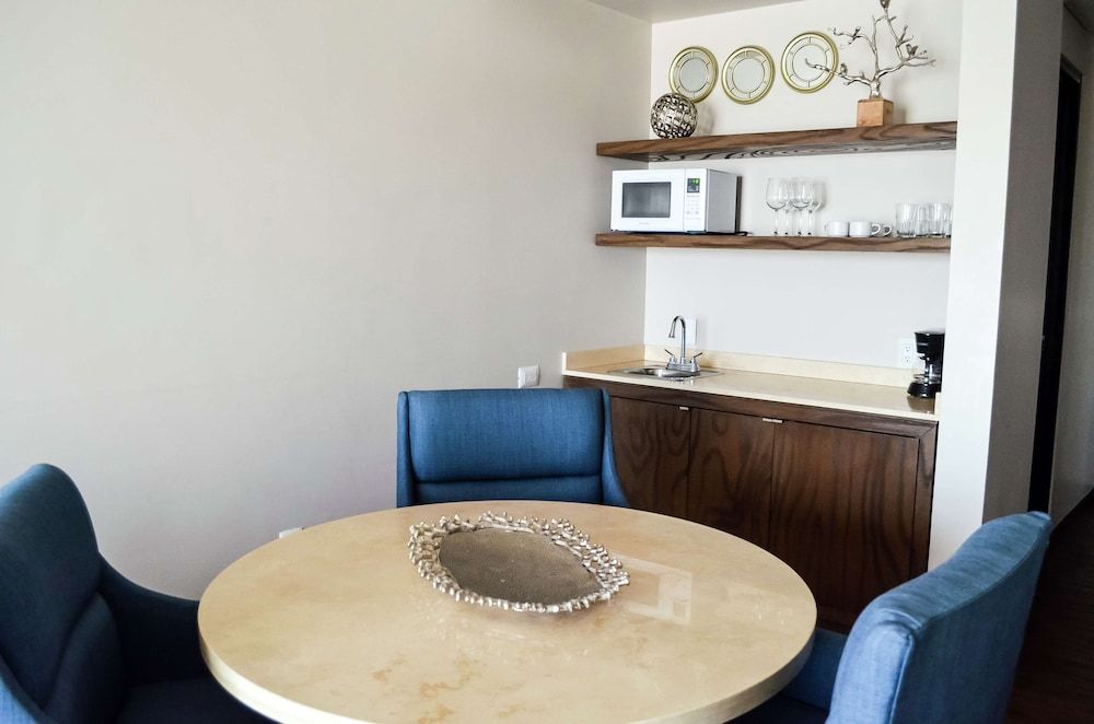 Suite, 1 cama King, no fumadores, Refrigerator & Microwave (Wet Bar) — 5