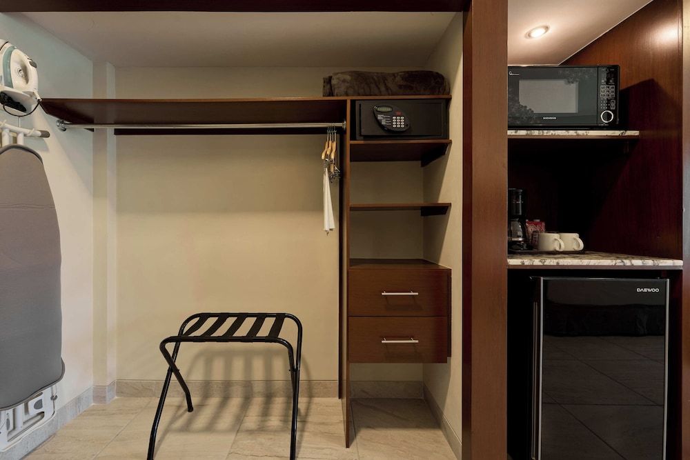 Business Suite, 1 cama King con sofá cama, Hot Tub (Suite Cam King tina de hidromasaje) — 4