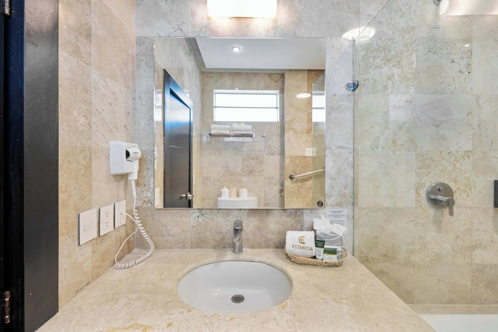 Business Suite, 1 cama King con sofá cama, Hot Tub (Suite Cam King tina de hidromasaje) — 5
