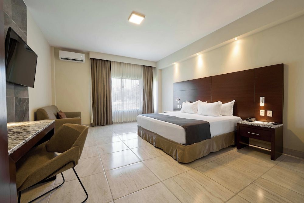 Business Suite, 1 cama King con sofá cama, Hot Tub (Suite Cam King tina de hidromasaje) — 2